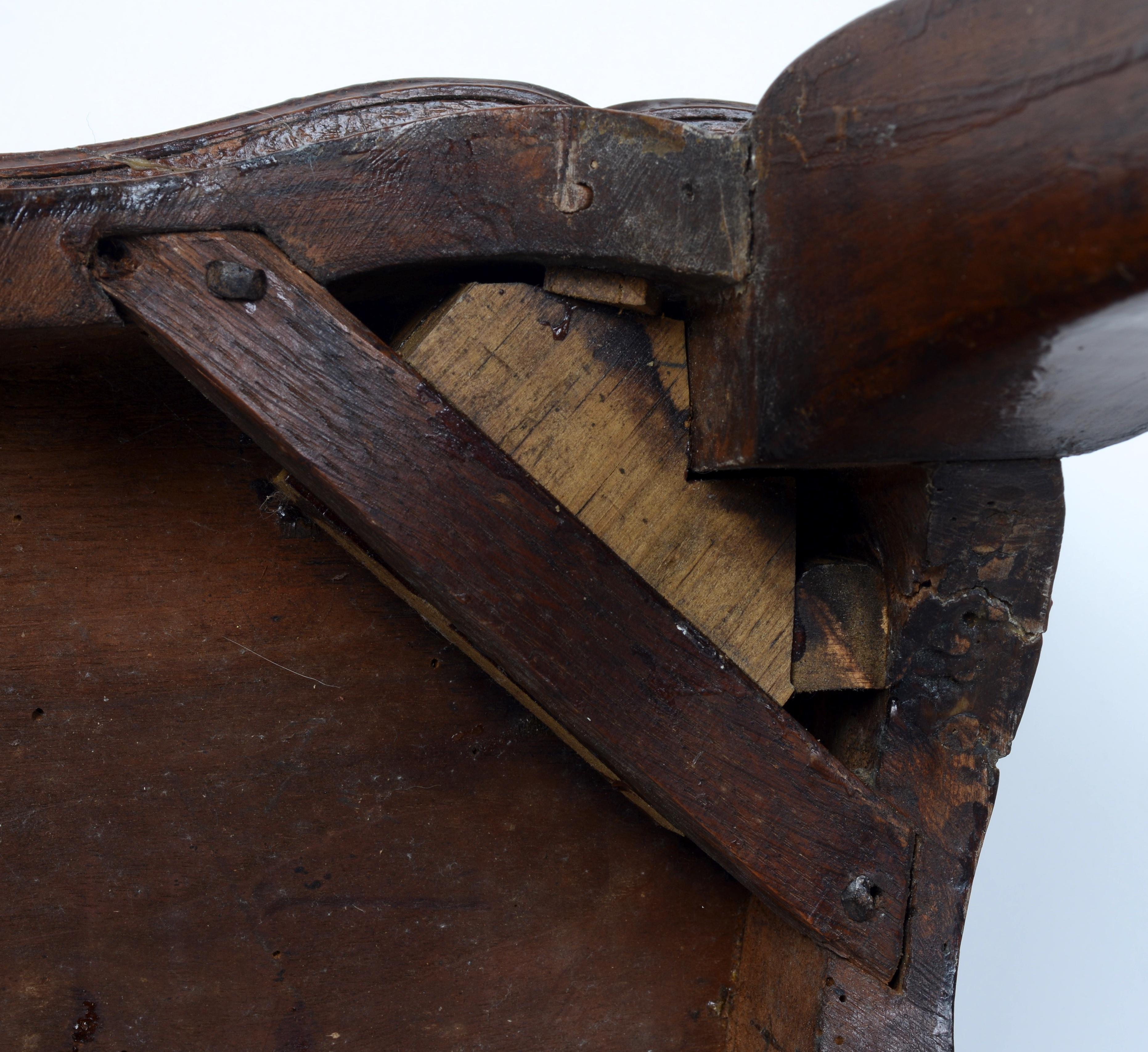 A.I.C.C. Table à jeux en noyer d'époque Louis XV Milieu du XVIIIe siècle Bon état - En vente �à valatie, NY