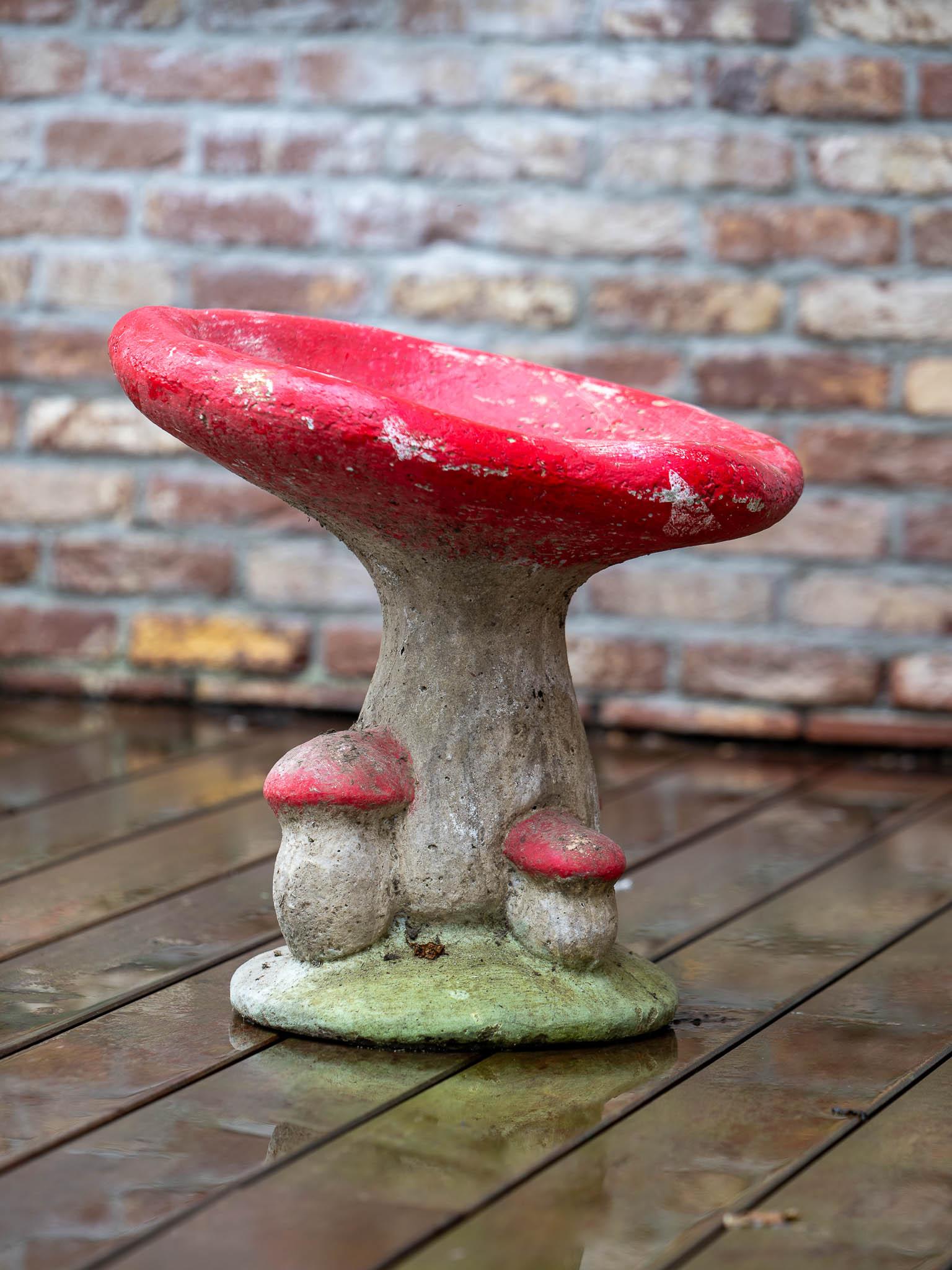This pair of 1950s South West France red mushrooms seats are made of concrete, frost resistant and very sturdy. In addition, it is equipped with a continuous hole, which ensures the drainage. One mushroom weighs around 20 kilos, and will not just be