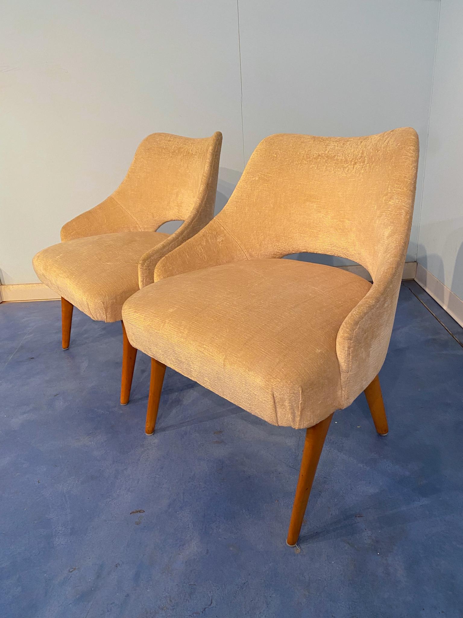 Made of maple and yellow velvet, these mid-century Italian armchairs or armchairs were designed by Vittorio Dassi in 1950. Elegant lines are characterized by soft and rounded shapes that make them pleasant to look at in any setting. The original