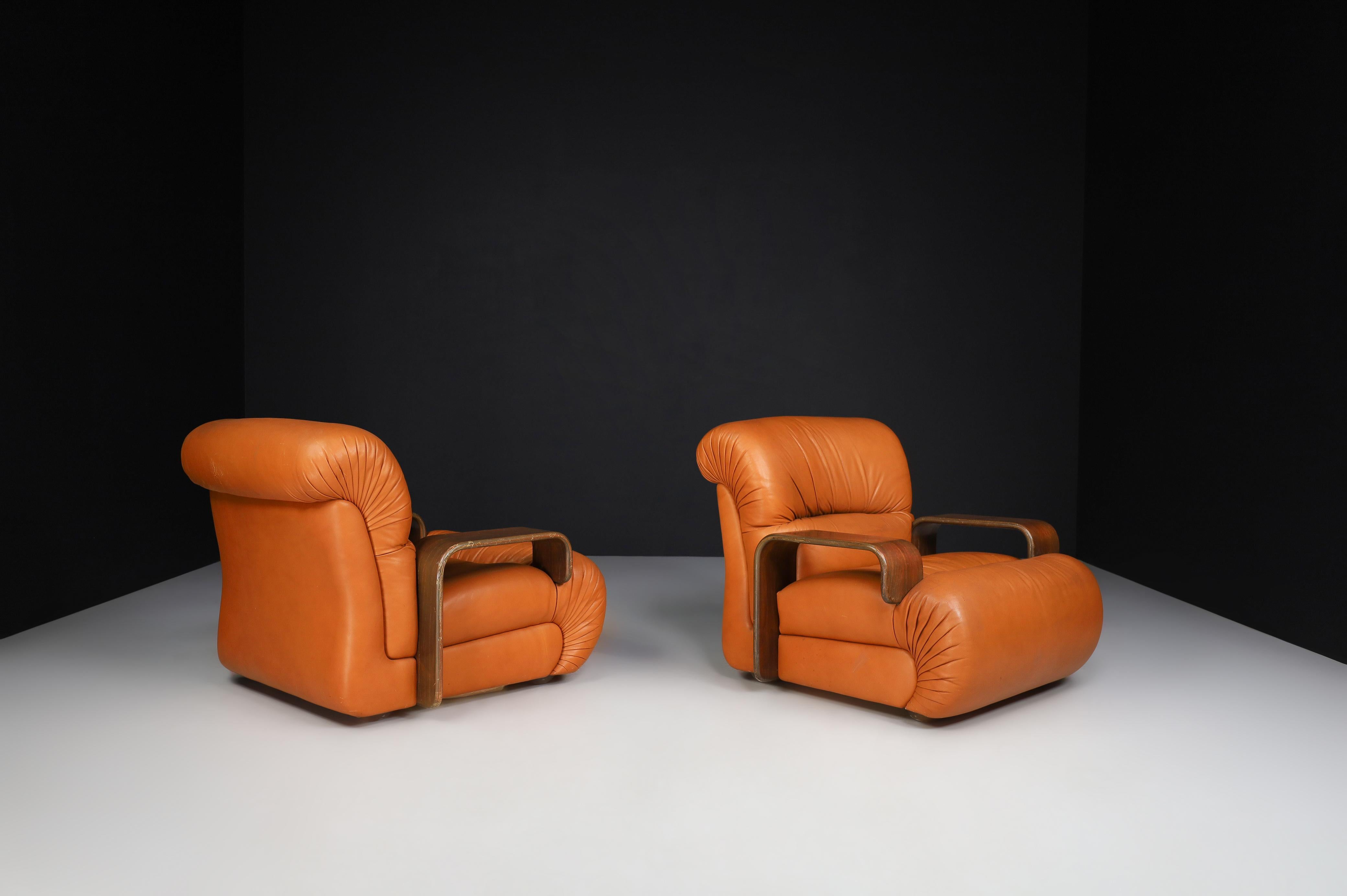 Mid-Century Modern Deux fauteuils de salon en bois cintré et cuir cognac, Italie, 1970   en vente