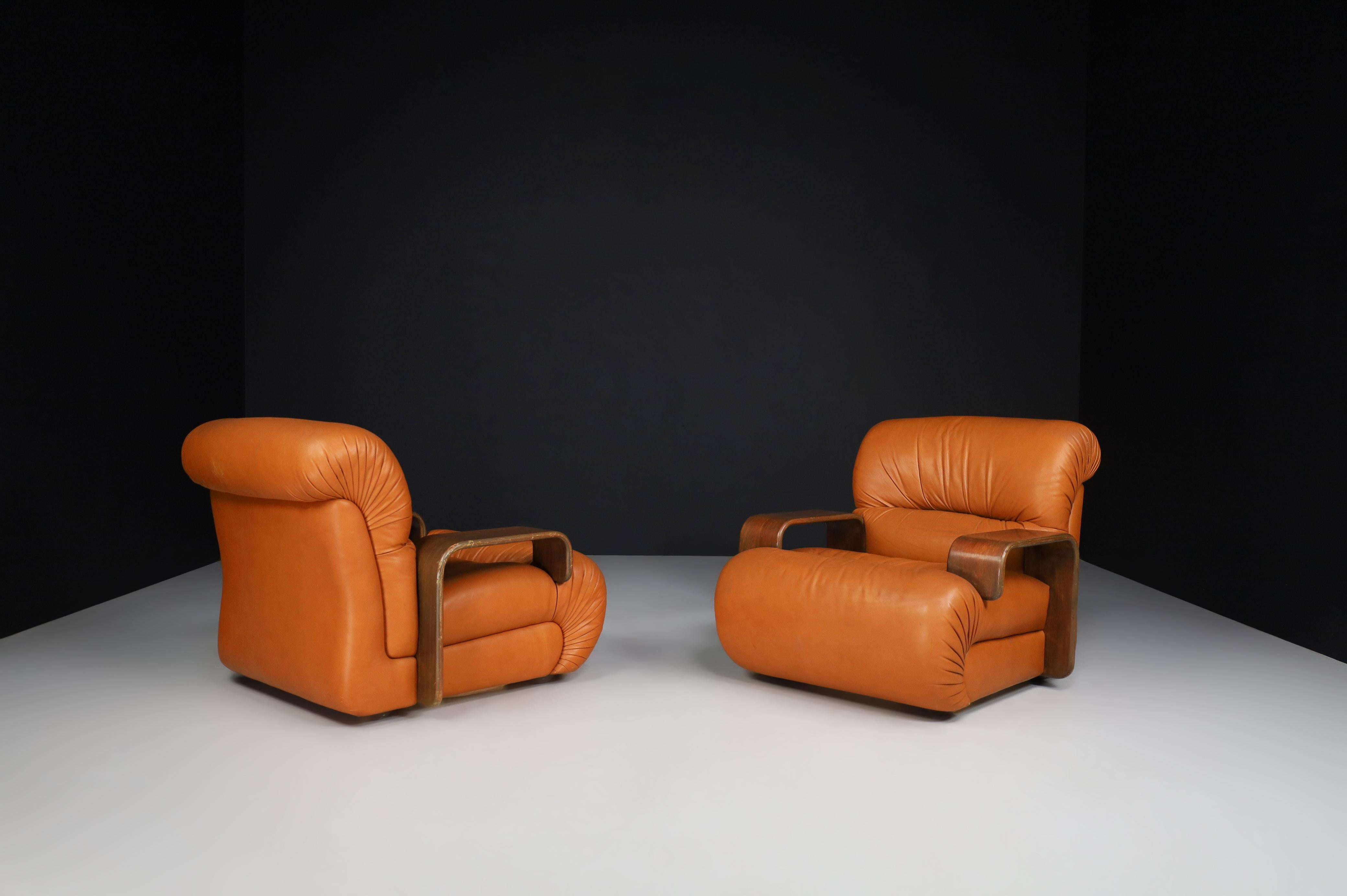 italien Deux fauteuils de salon en bois cintré et cuir cognac, Italie, 1970   en vente