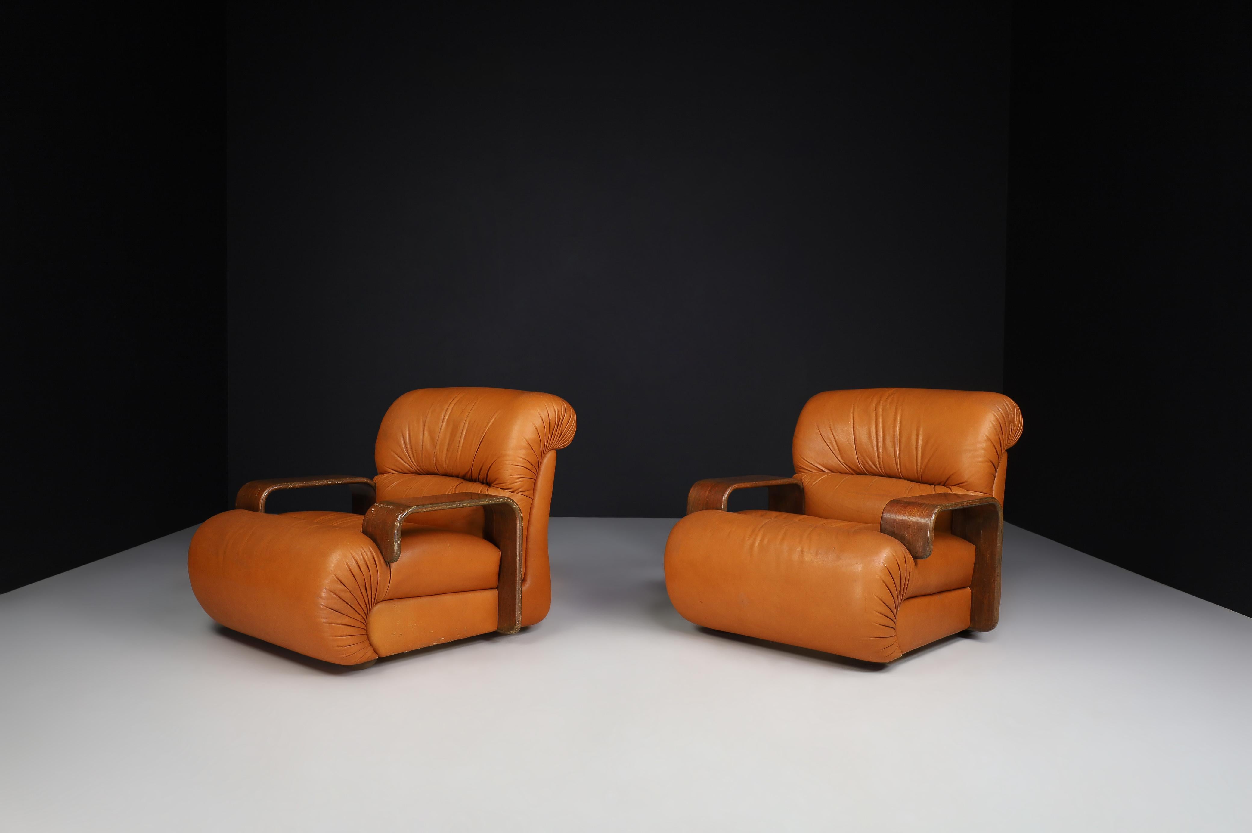 Deux fauteuils de salon en bois cintré et cuir cognac, Italie, 1970   Bon état - En vente à Almelo, NL