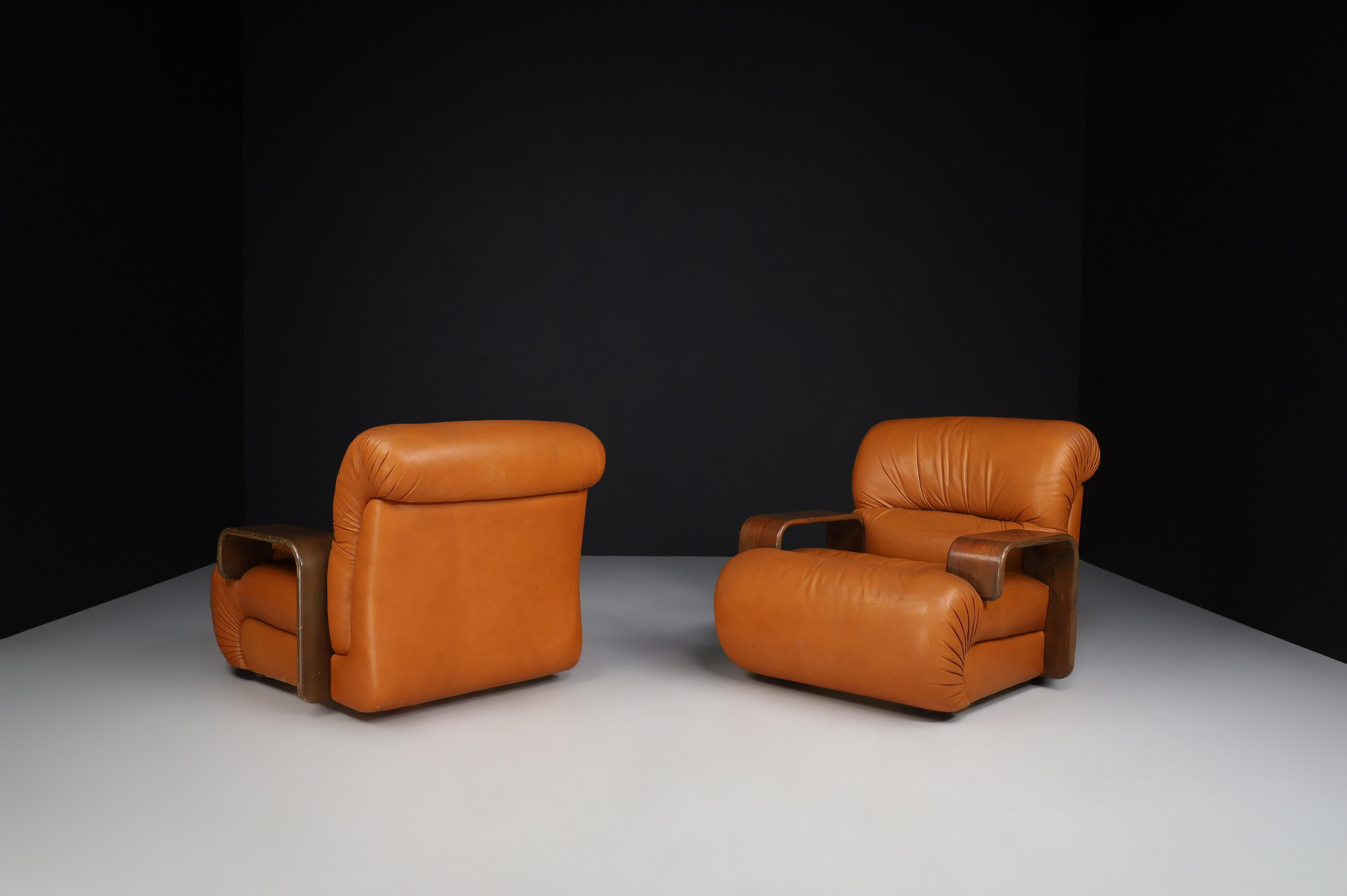 20ième siècle Deux fauteuils de salon en bois cintré et cuir cognac, Italie, 1970   en vente
