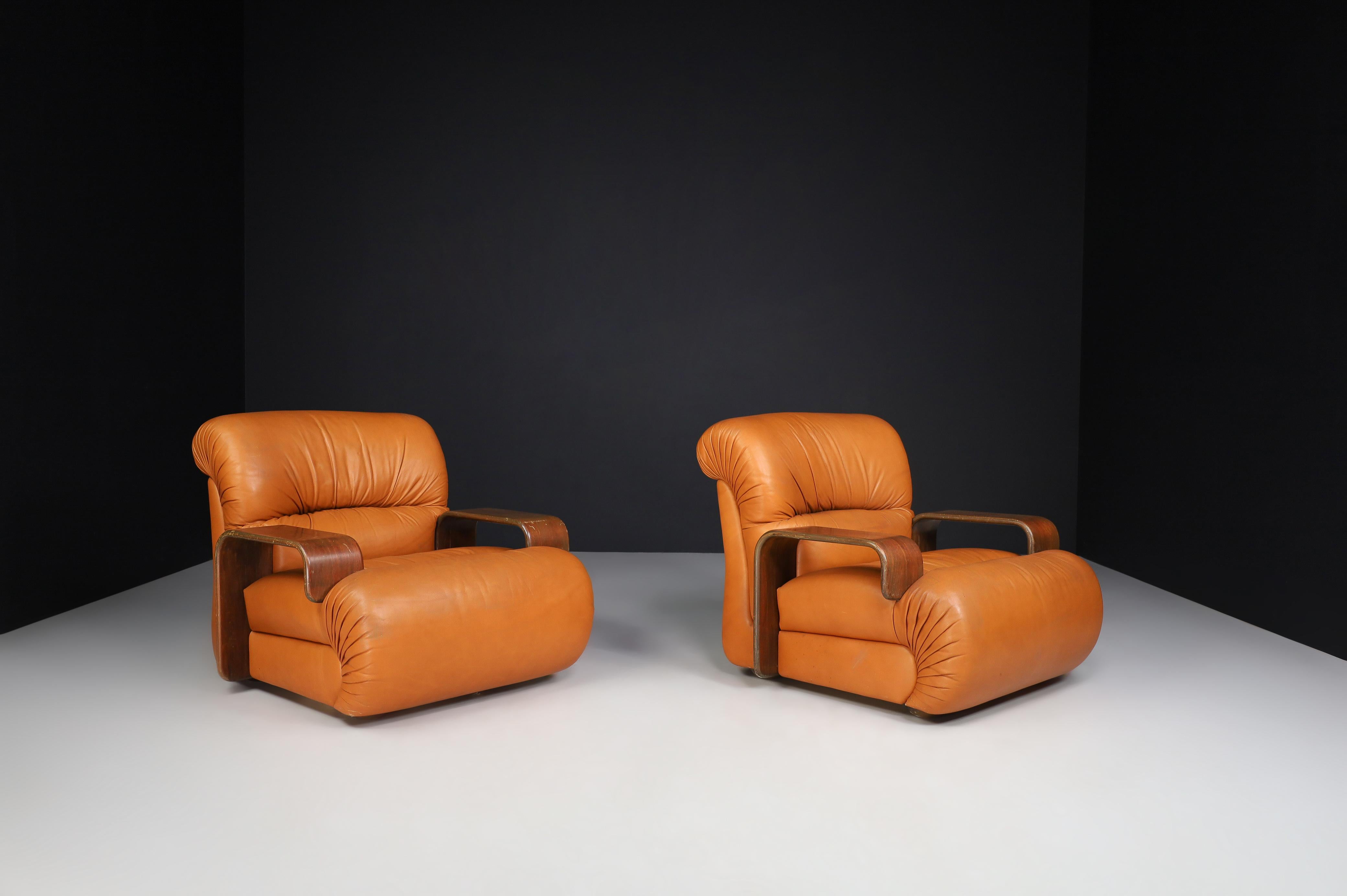 Cuir Deux fauteuils de salon en bois cintré et cuir cognac, Italie, 1970   en vente