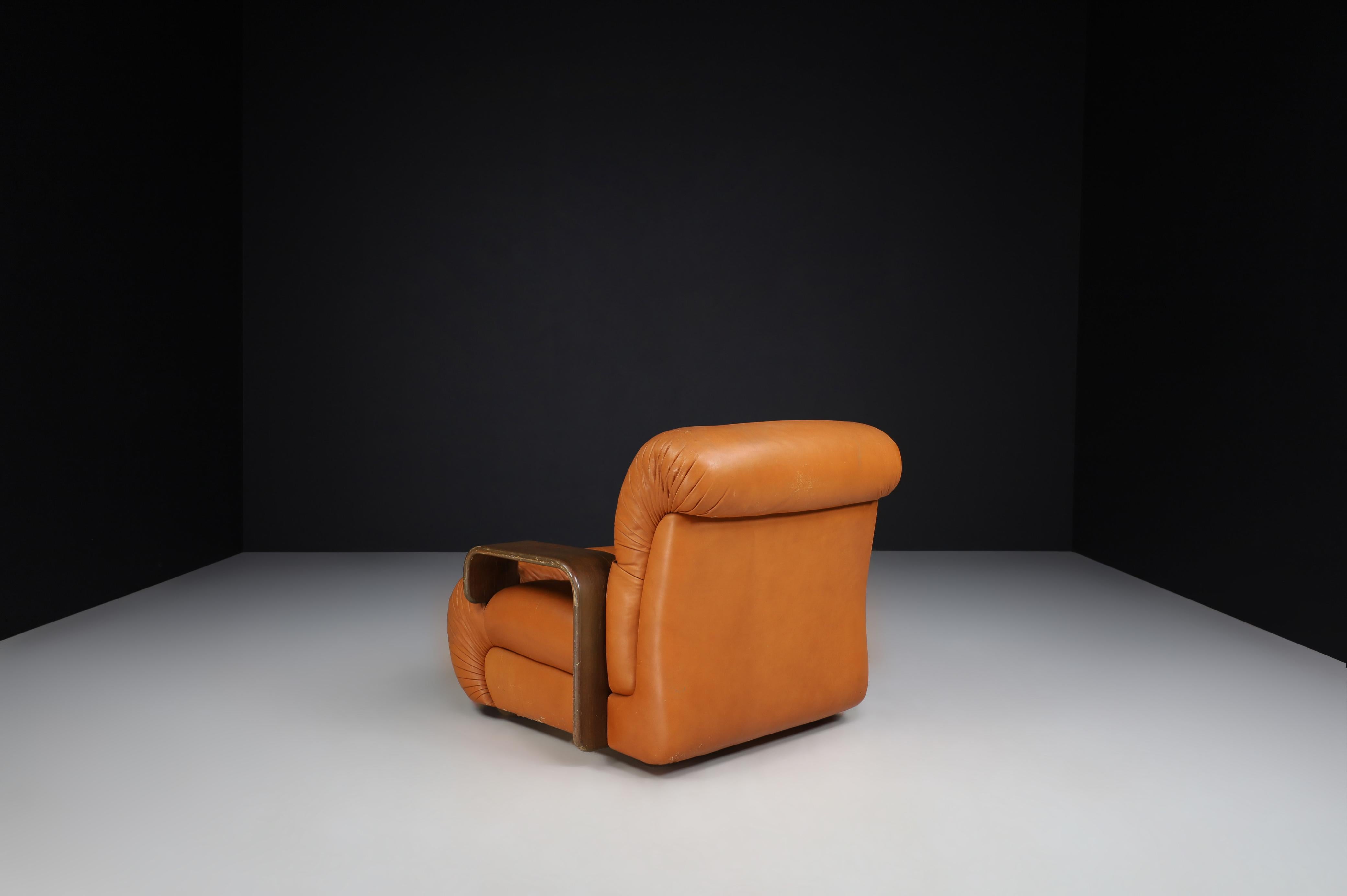 Deux fauteuils de salon en bois cintré et cuir cognac, Italie, 1970   en vente 1