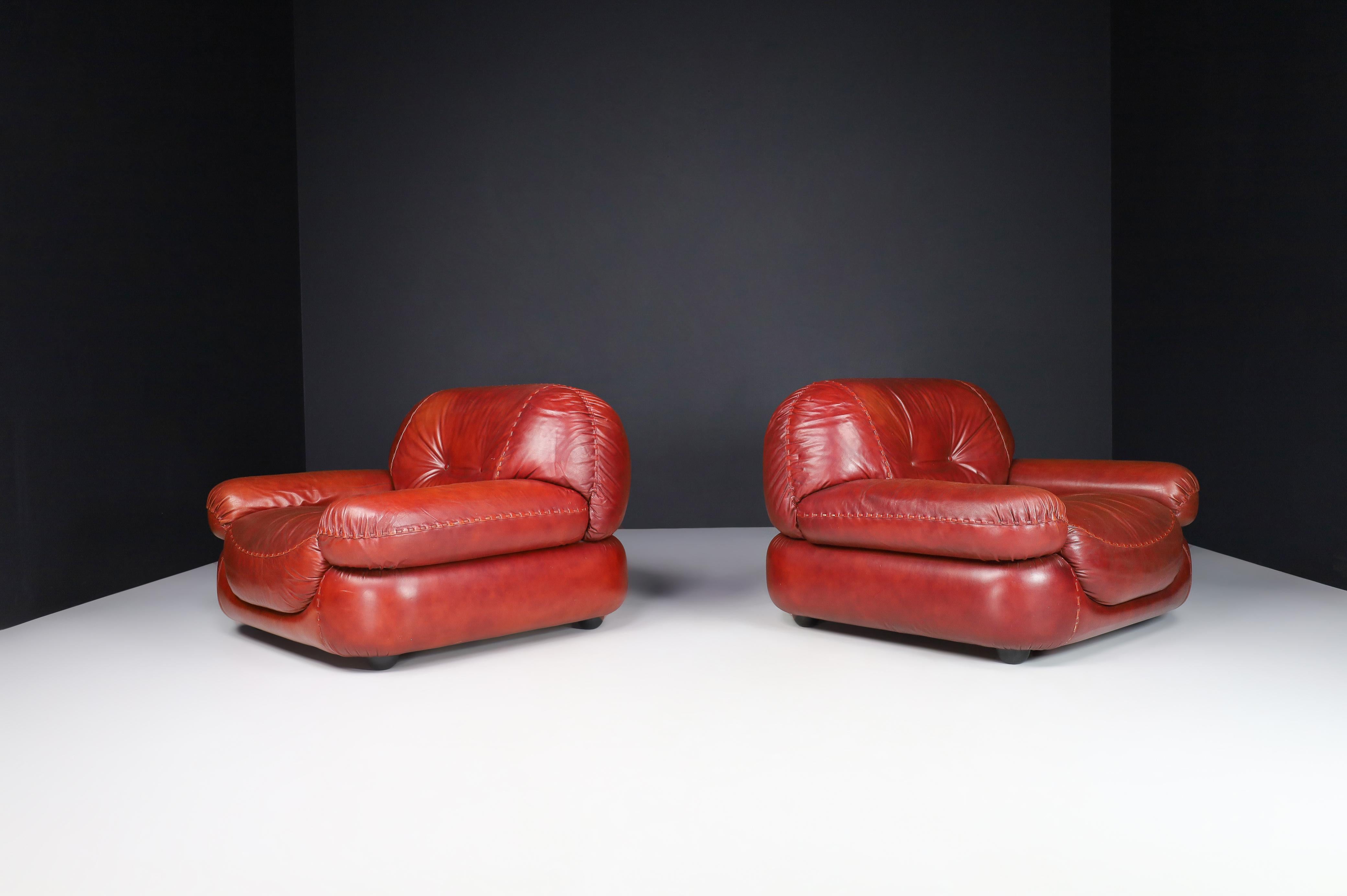 A couple of Lounge Chairs in Leather by Sapporo for Mobil Girgi, Italy 1970

A pair of lounge chairs in fine leather by Sapporo for Mobil Girgi, Italy, in the 1970s. A couple of big, fluffy, stylish lounge armchairs that feature round lines and