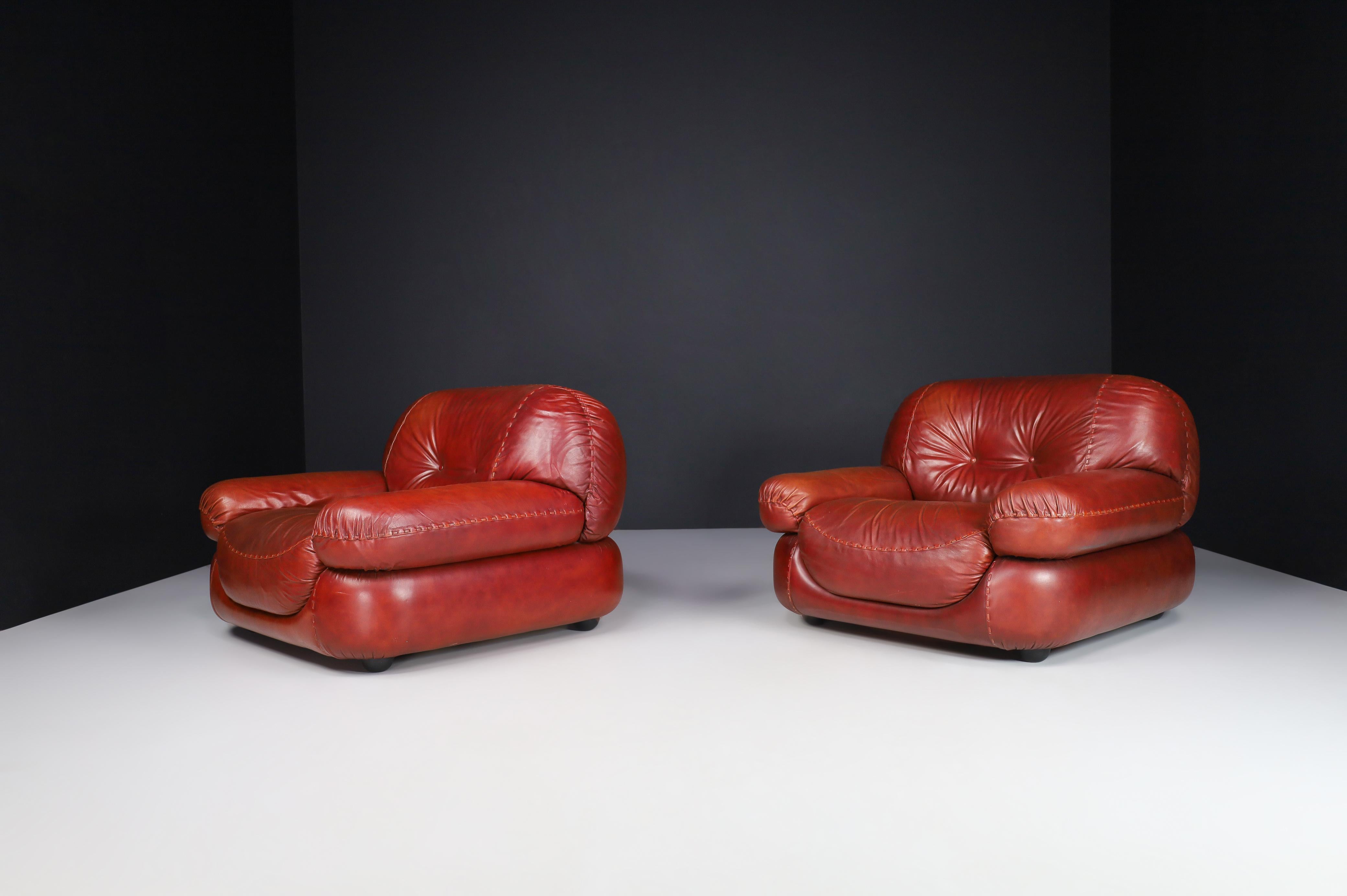 A couple of Lounge Chairs in Leather by Sapporo for Mobil Girgi, Italy 1970s In Good Condition In Almelo, NL
