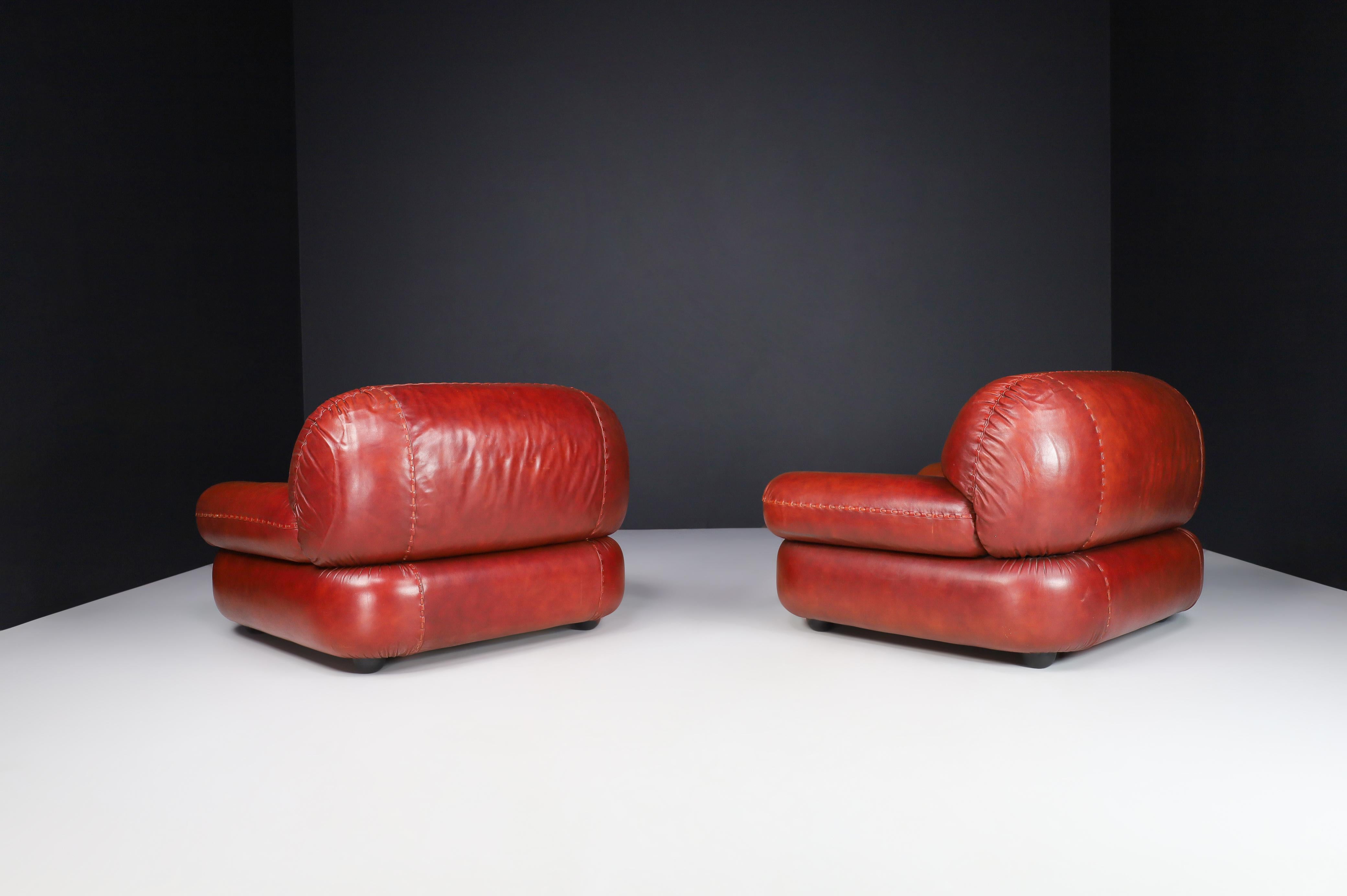 20th Century A couple of Lounge Chairs in Leather by Sapporo for Mobil Girgi, Italy 1970s