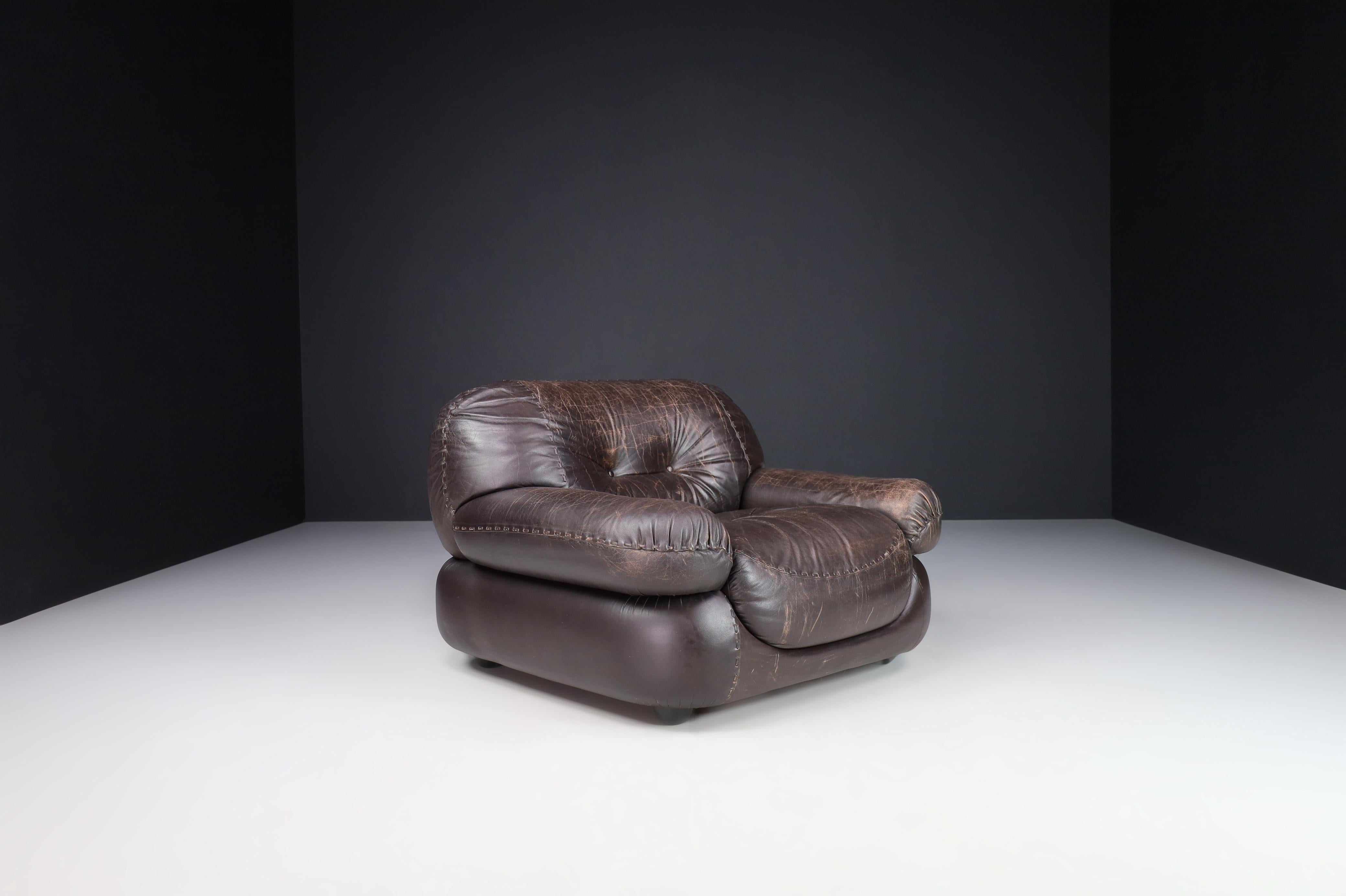 Couple of Lounge Chairs in Patinated Brown Leather by Sapporo for Mobil Girgi For Sale 4