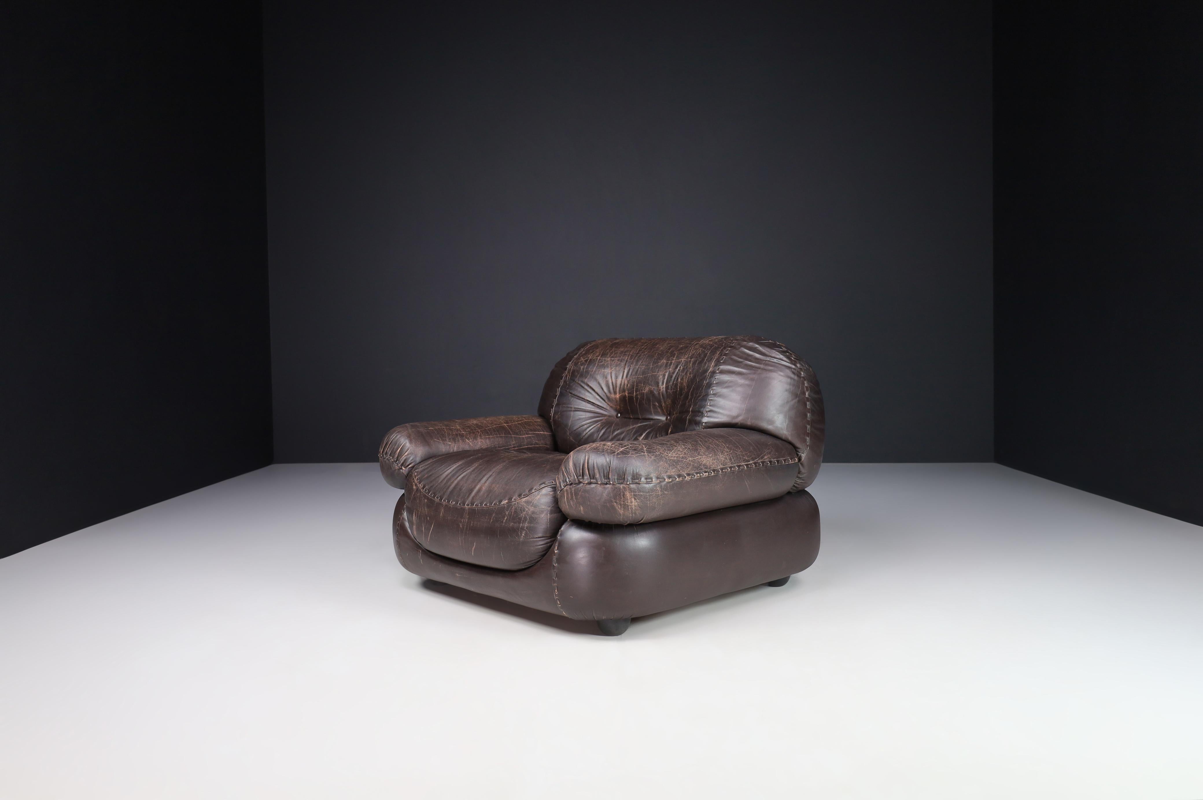 Couple of Lounge Chairs in Patinated Brown Leather by Sapporo for Mobil Girgi For Sale 6