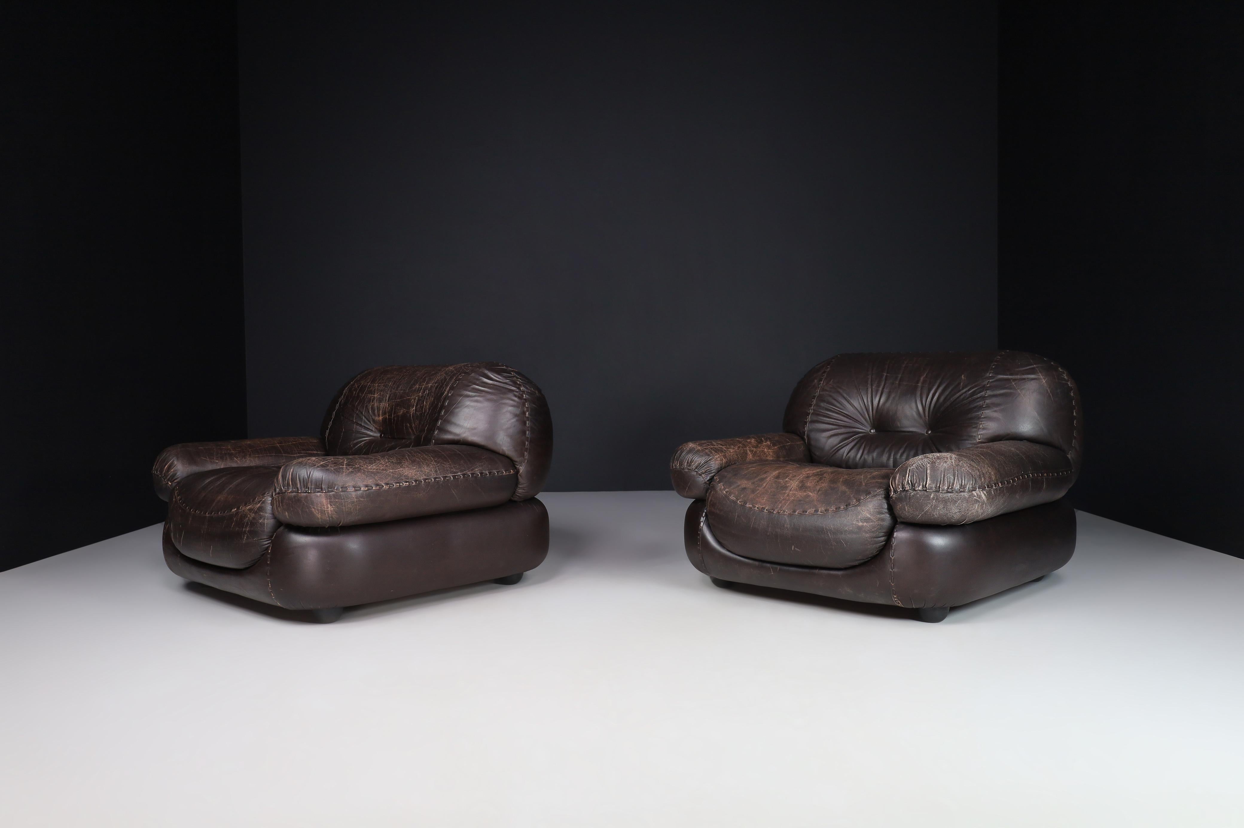 Mid-Century Modern Couple of Lounge Chairs in Patinated Brown Leather by Sapporo for Mobil Girgi For Sale