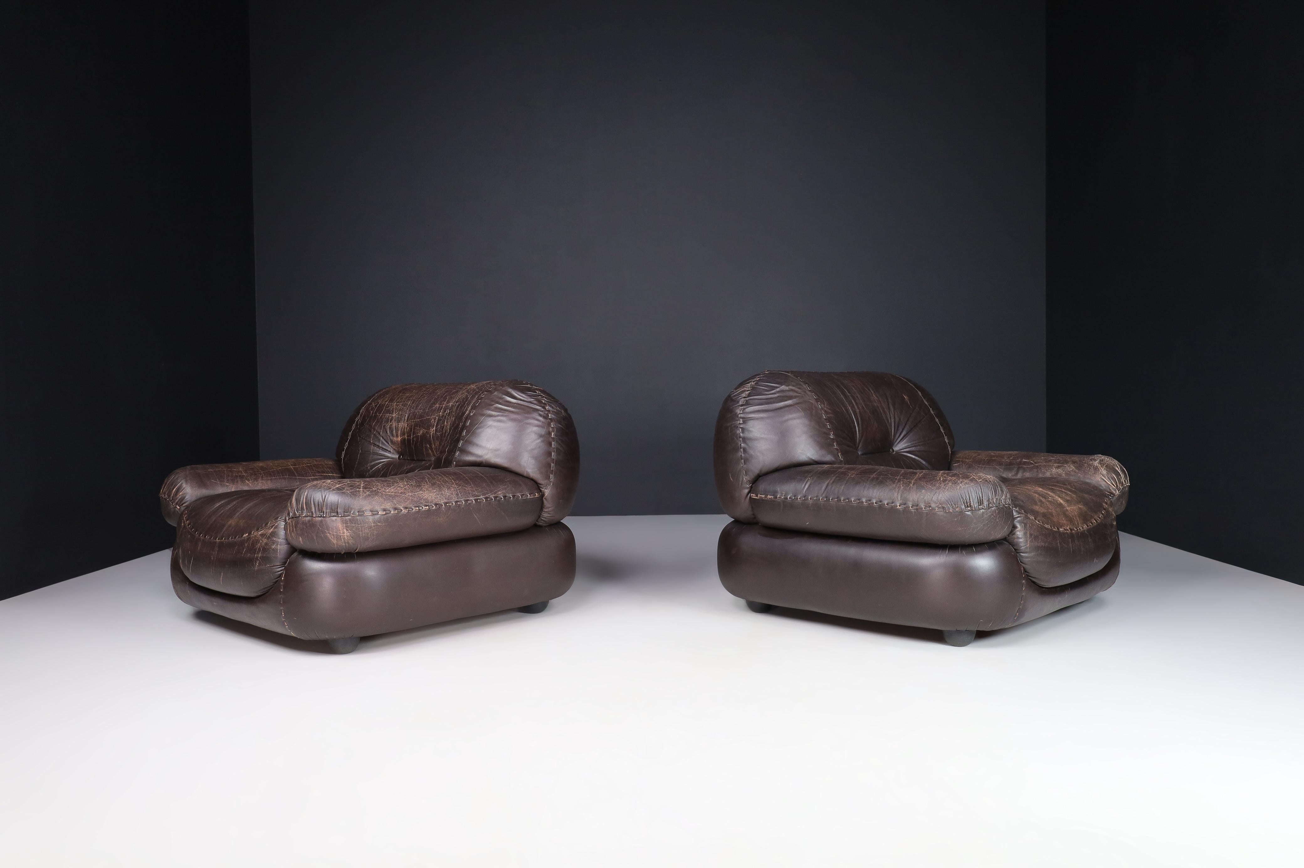 Italian Couple of Lounge Chairs in Patinated Brown Leather by Sapporo for Mobil Girgi For Sale