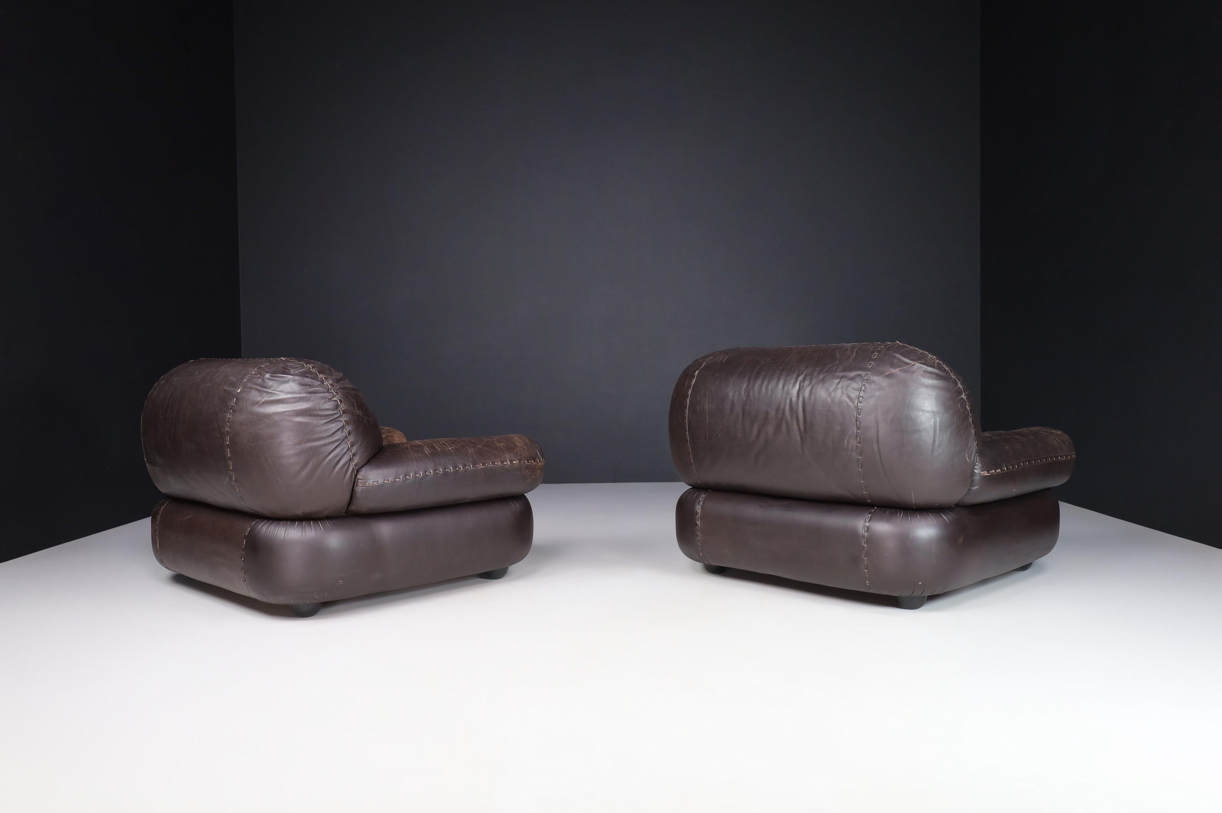 Couple of Lounge Chairs in Patinated Brown Leather by Sapporo for Mobil Girgi In Good Condition For Sale In Almelo, NL