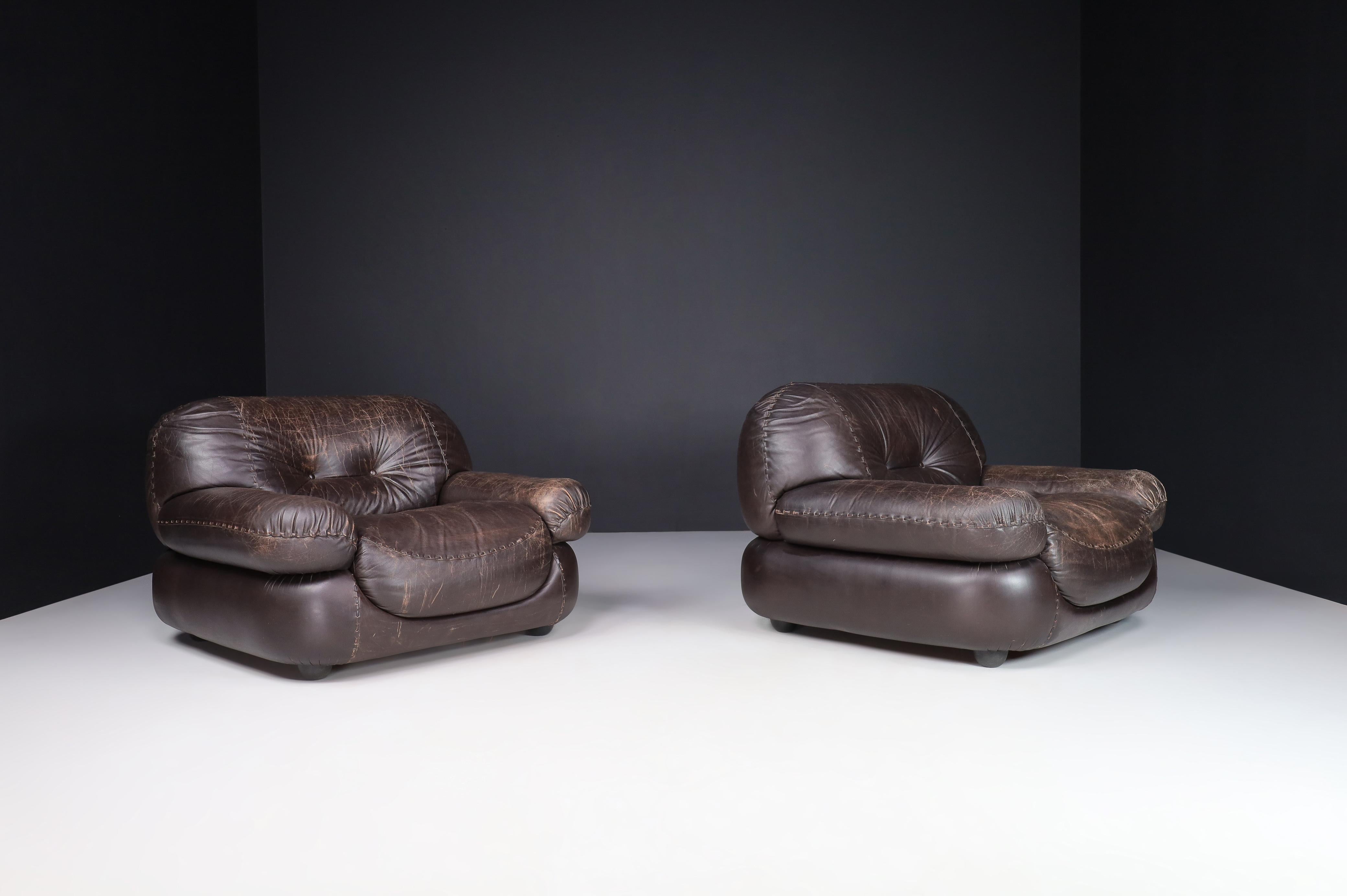 20th Century Couple of Lounge Chairs in Patinated Brown Leather by Sapporo for Mobil Girgi For Sale