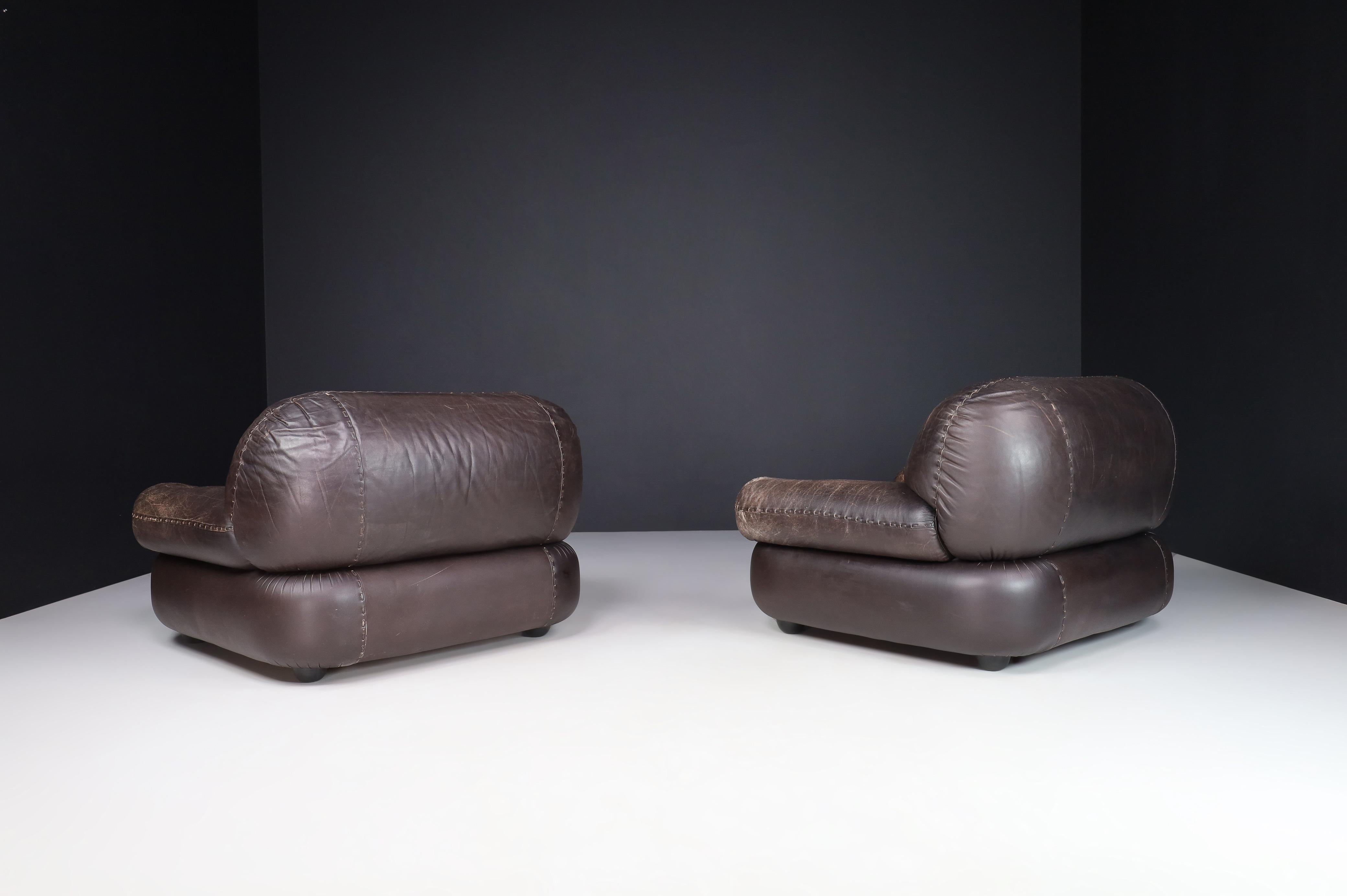 Couple of Lounge Chairs in Patinated Brown Leather by Sapporo for Mobil Girgi For Sale 1