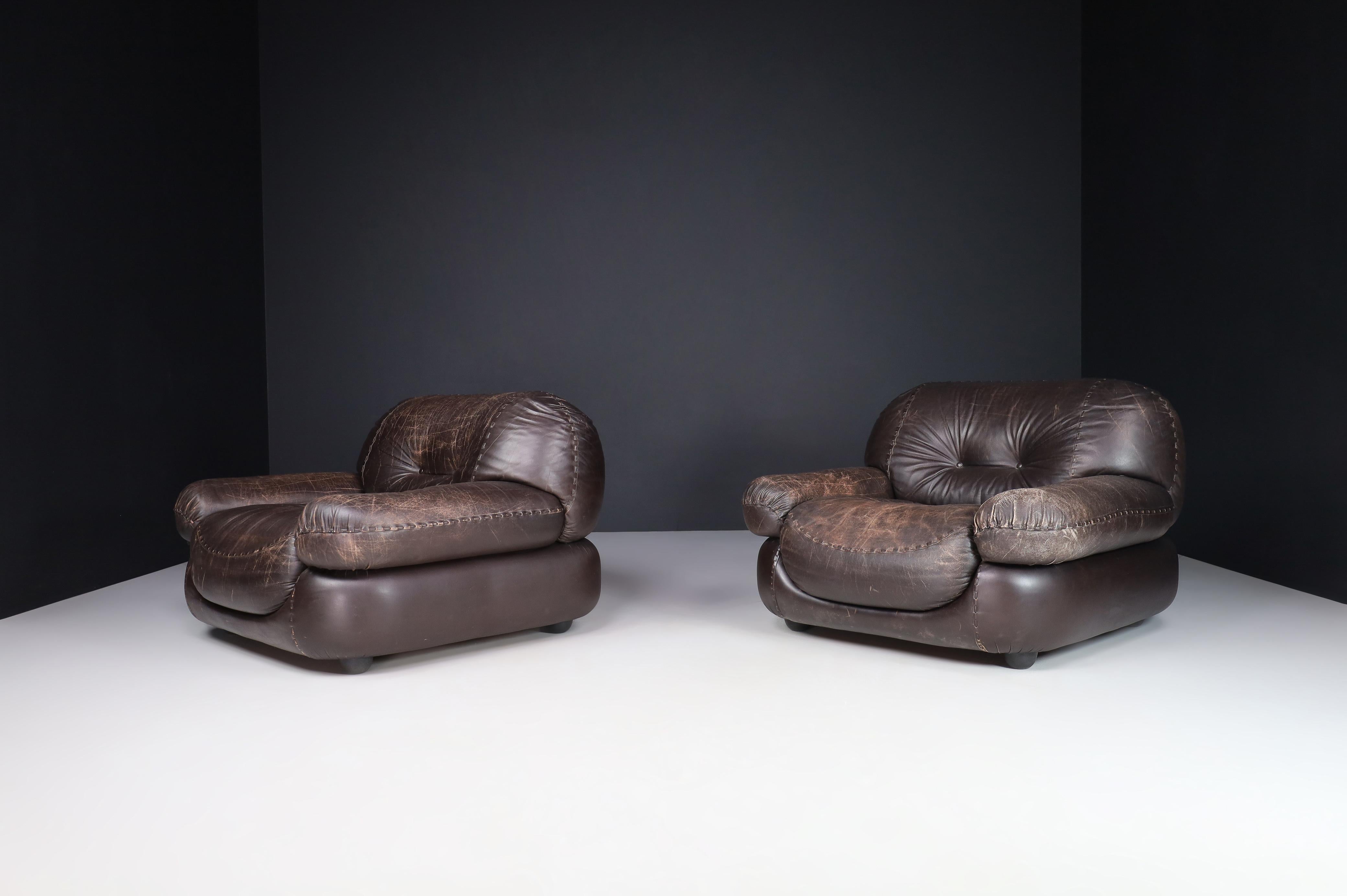 Couple of Lounge Chairs in Patinated Brown Leather by Sapporo for Mobil Girgi For Sale 3