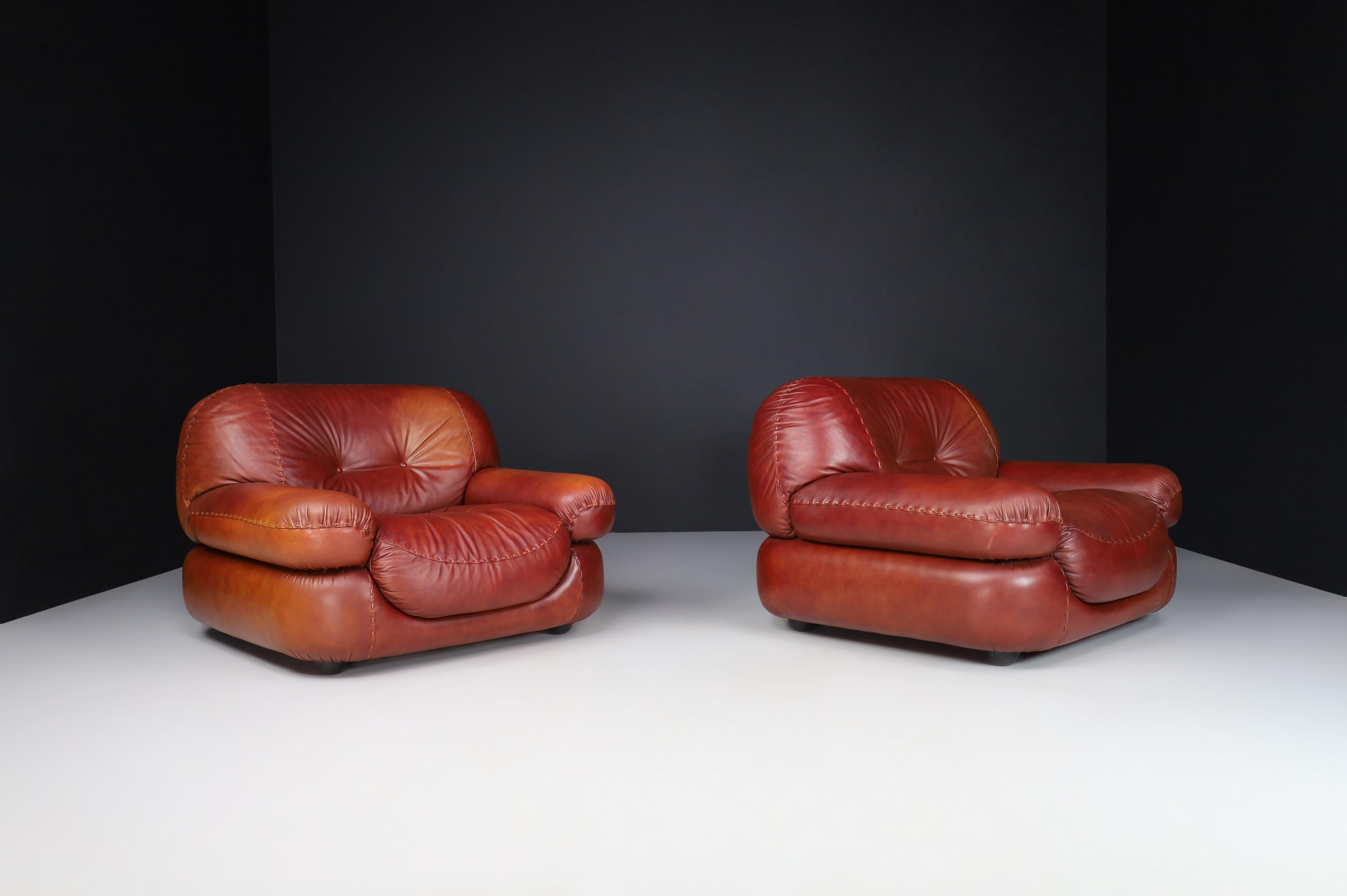 Mid-Century Modern Deux fauteuils de salon en cuir cognac patiné Sapporo pour Mobil Girgi en vente