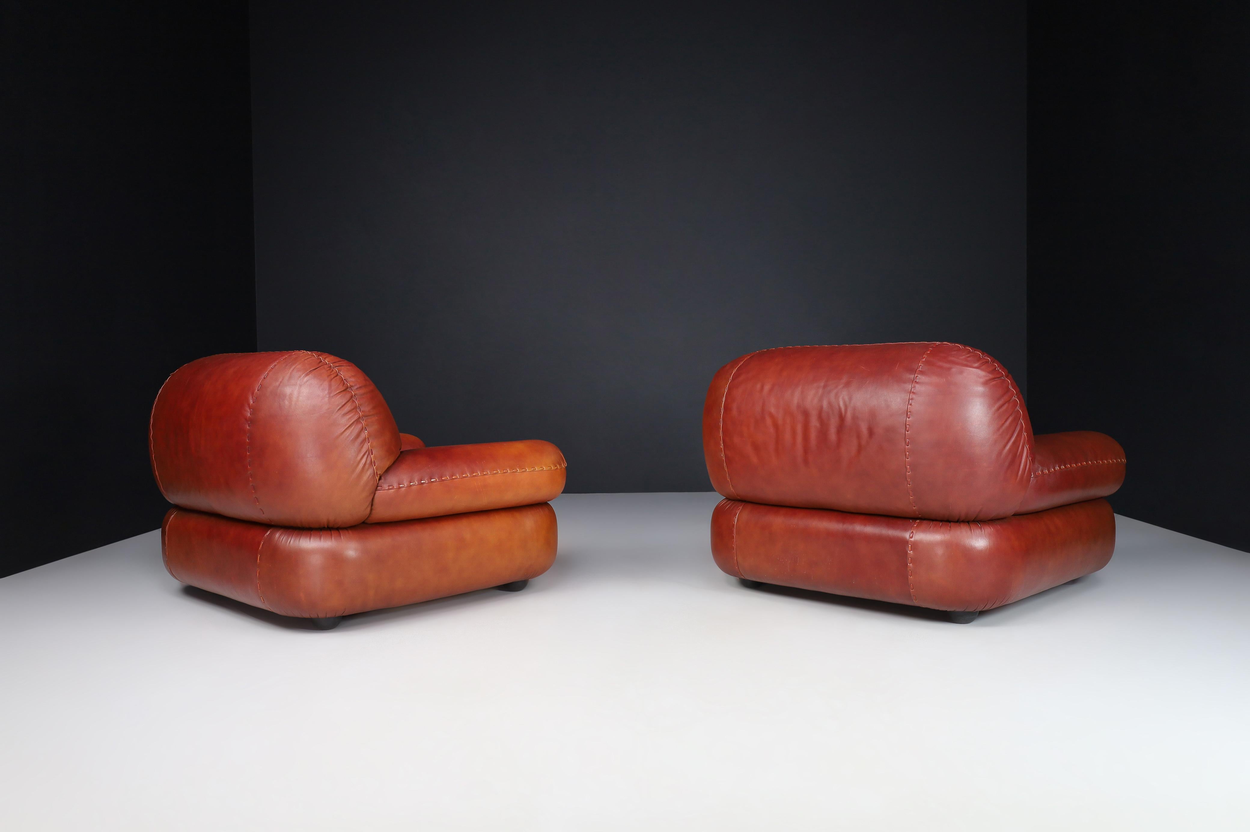 italien Deux fauteuils de salon en cuir cognac patiné Sapporo pour Mobil Girgi en vente