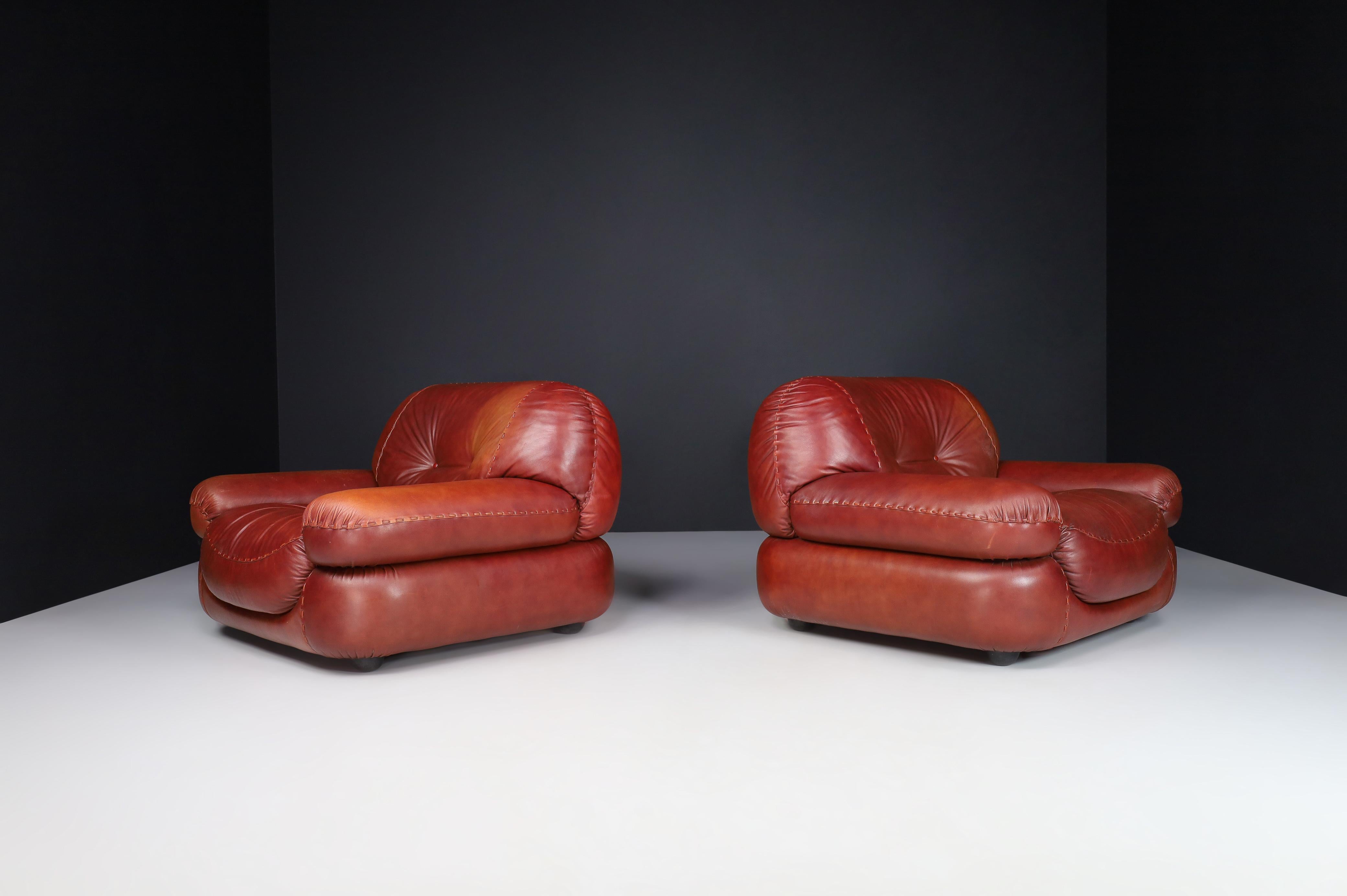 A couple of Lounge Chairs in Patinated CognacLeather by Sapporo for Mobil Girgi In Good Condition For Sale In Almelo, NL