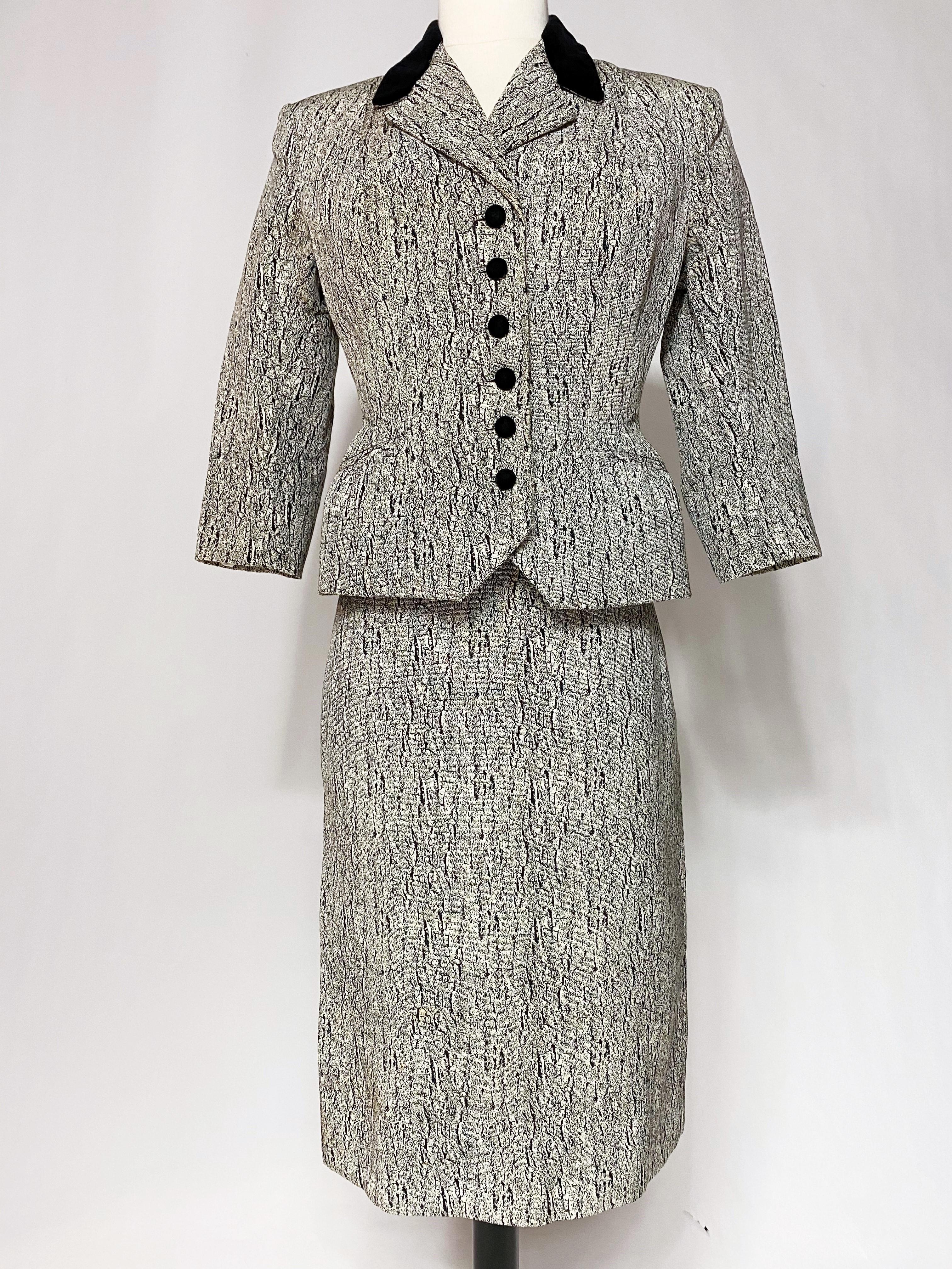 Gray A Couture Bar skirt suit in marbled printed silk faille - France Circa 1947-1950 For Sale