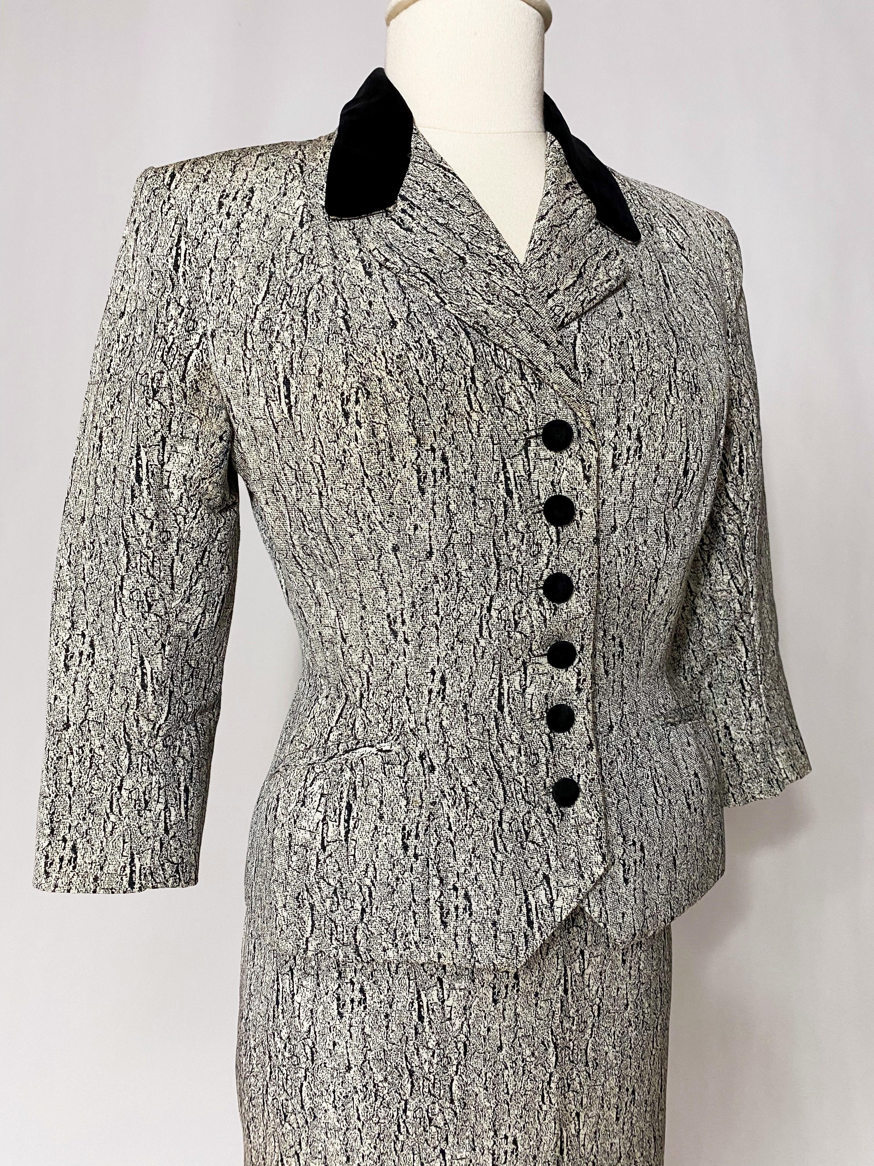 A Couture Bar skirt suit in marbled printed silk faille - France Circa 1947-1950 In Good Condition For Sale In Toulon, FR
