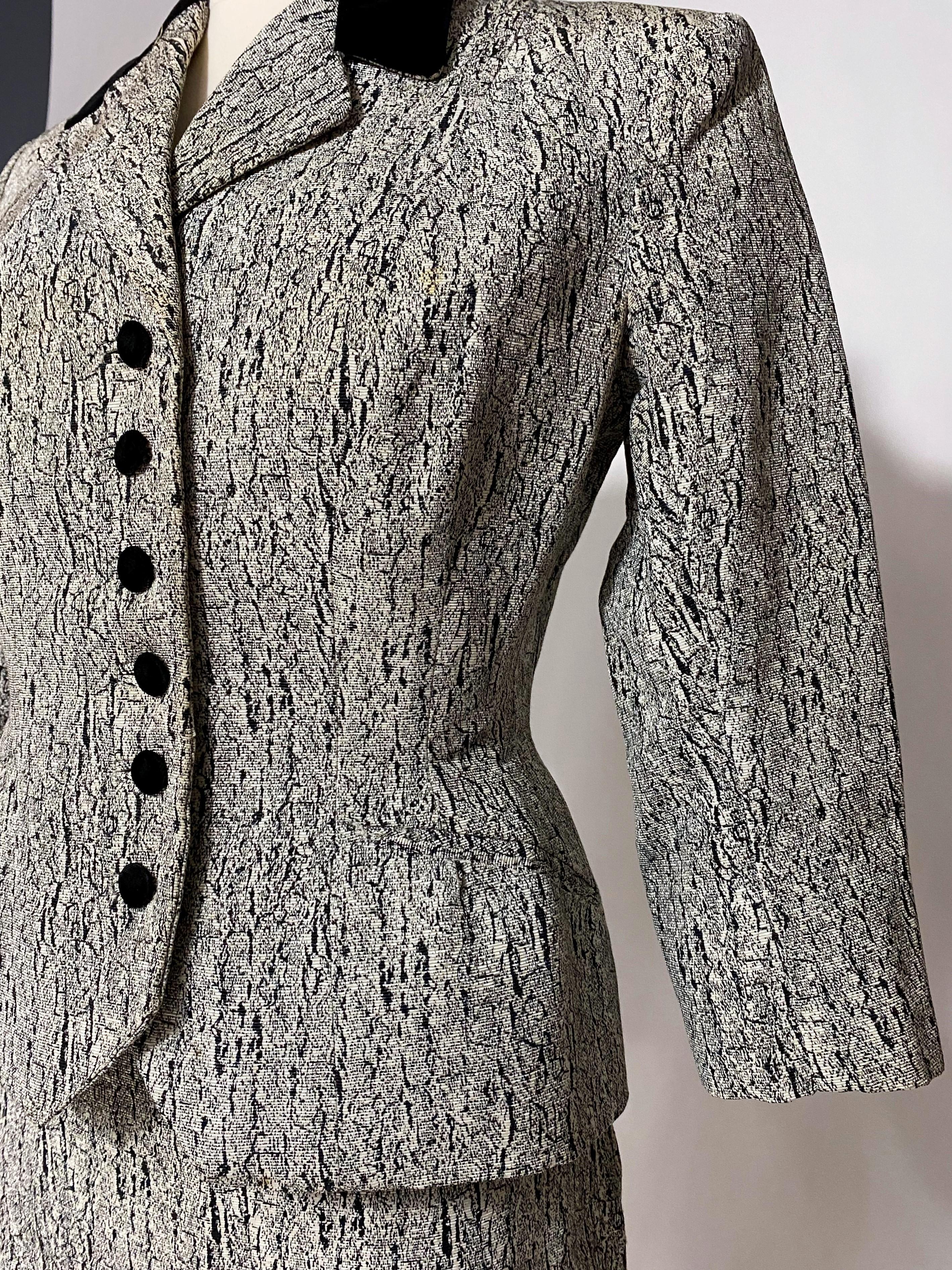 Gris Tailleur jupe de bar haute couture en faille de soie imprimée marbrée, France, circa 1947-1950 en vente