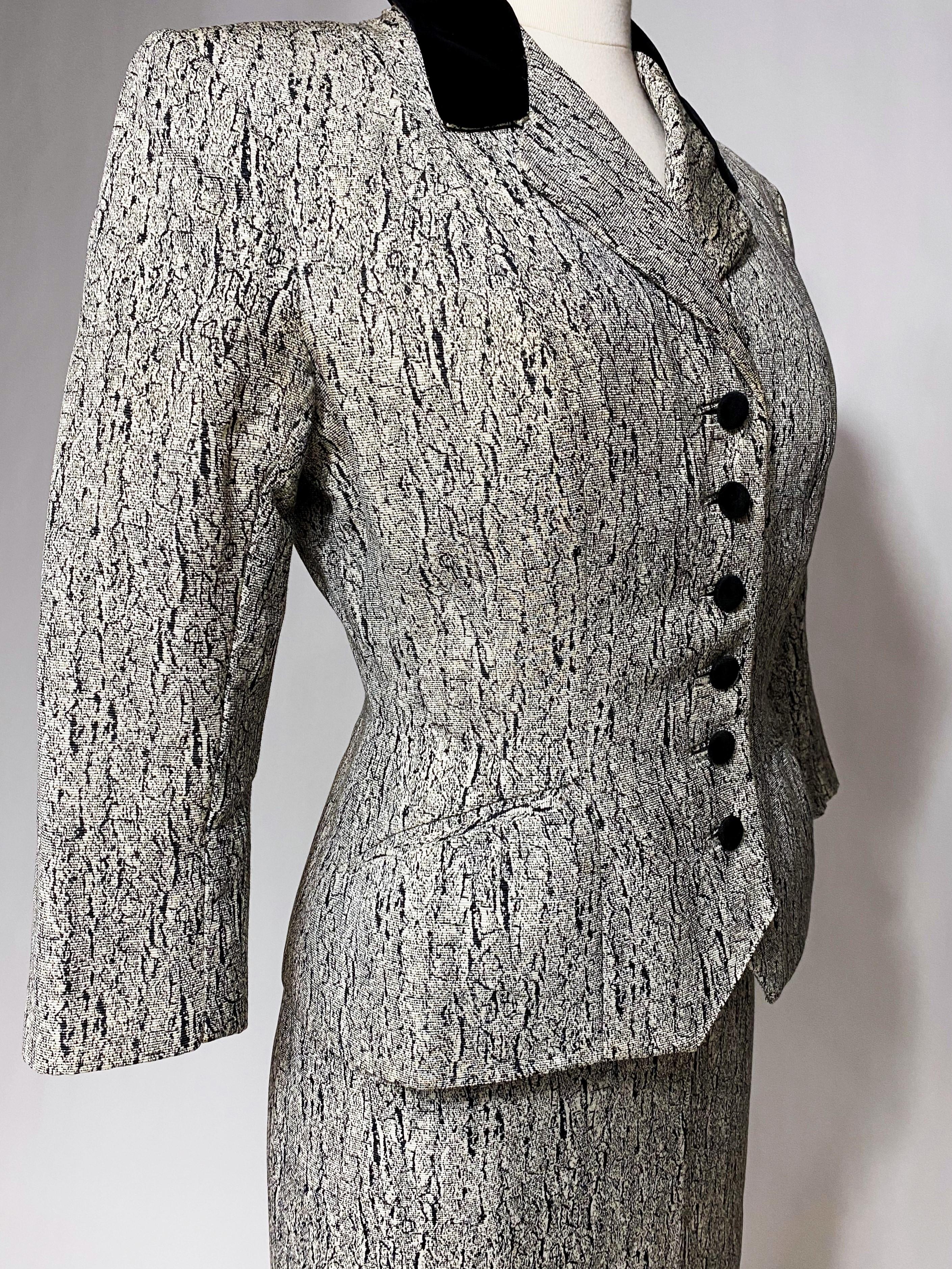 Tailleur jupe de bar haute couture en faille de soie imprimée marbrée, France, circa 1947-1950 Bon état - En vente à Toulon, FR