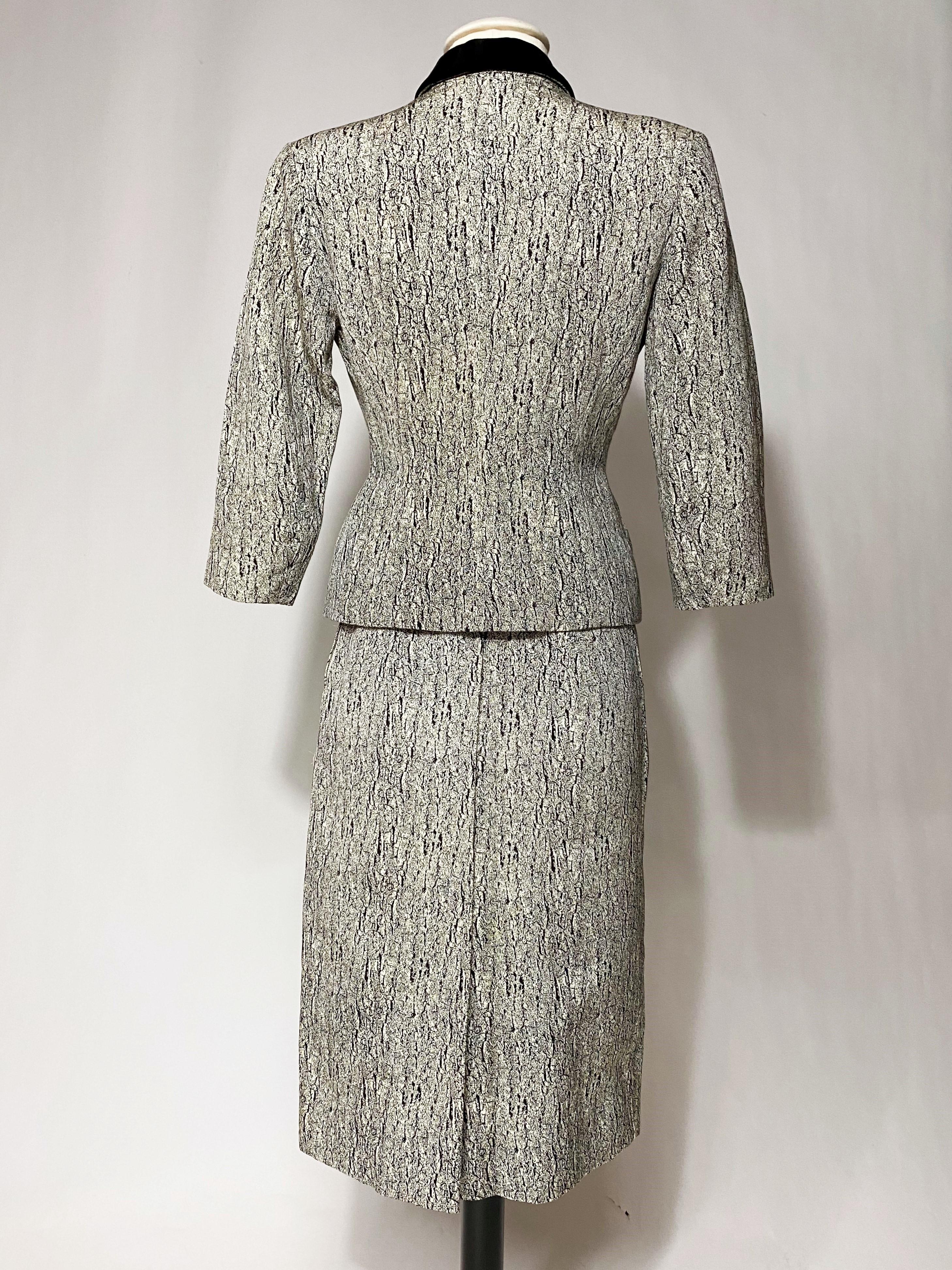 Tailleur jupe de bar haute couture en faille de soie imprimée marbrée, France, circa 1947-1950 en vente 1