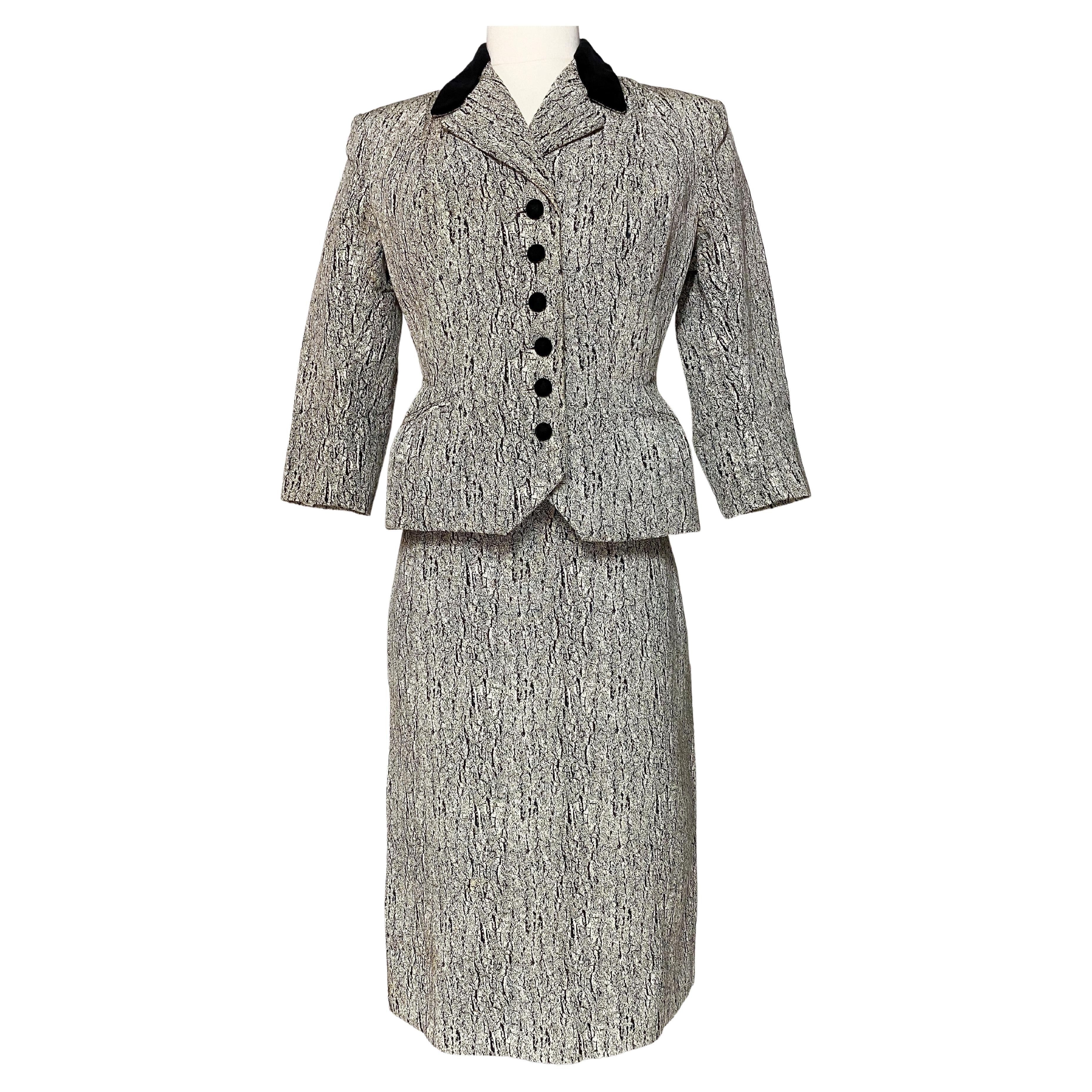 Tailleur jupe de bar haute couture en faille de soie imprimée marbrée, France, circa 1947-1950 en vente