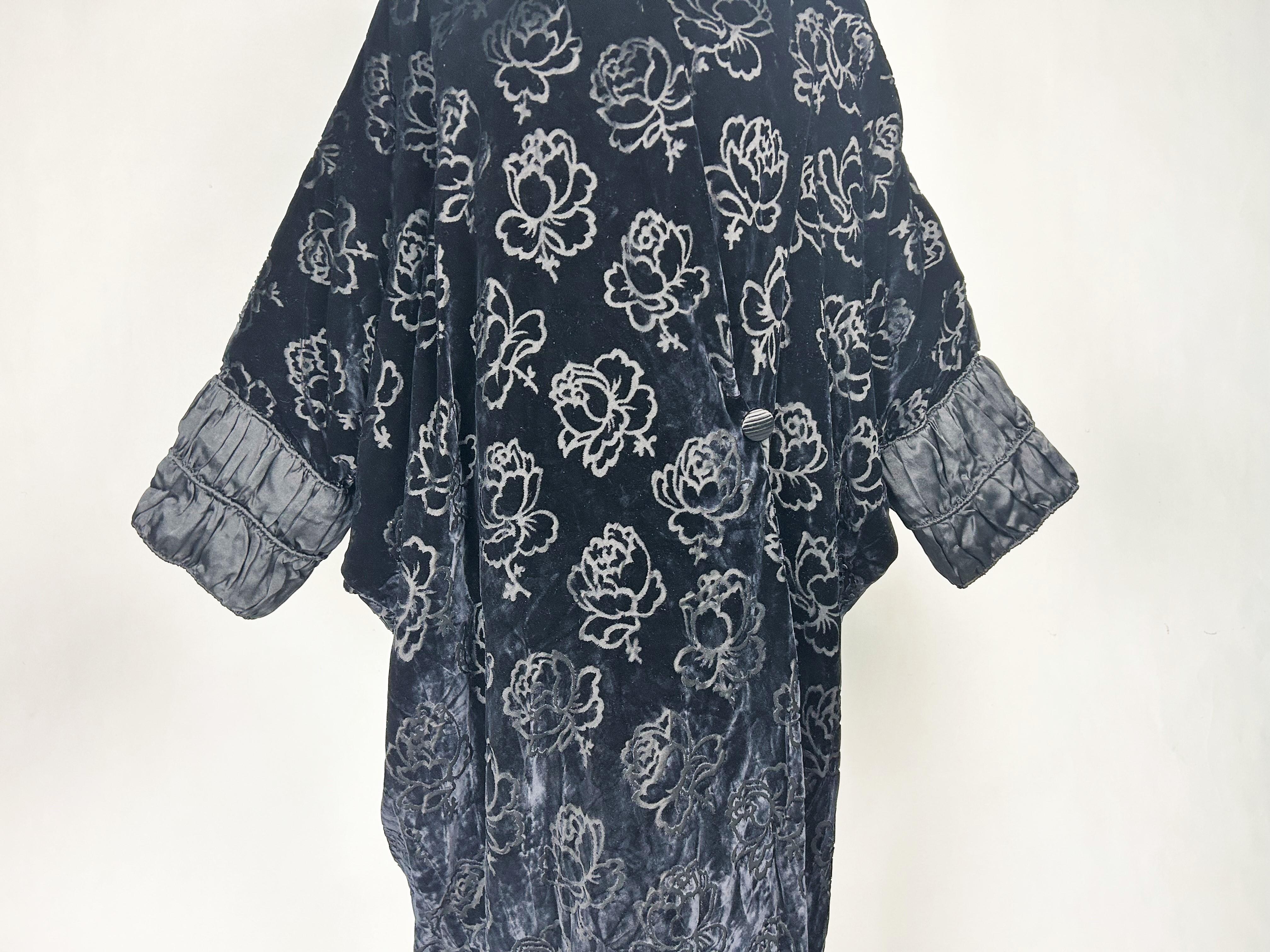 Viola Cappotto da opera in velluto nero Couture di Worth in velluto - Parigi C.1930-1935 in vendita