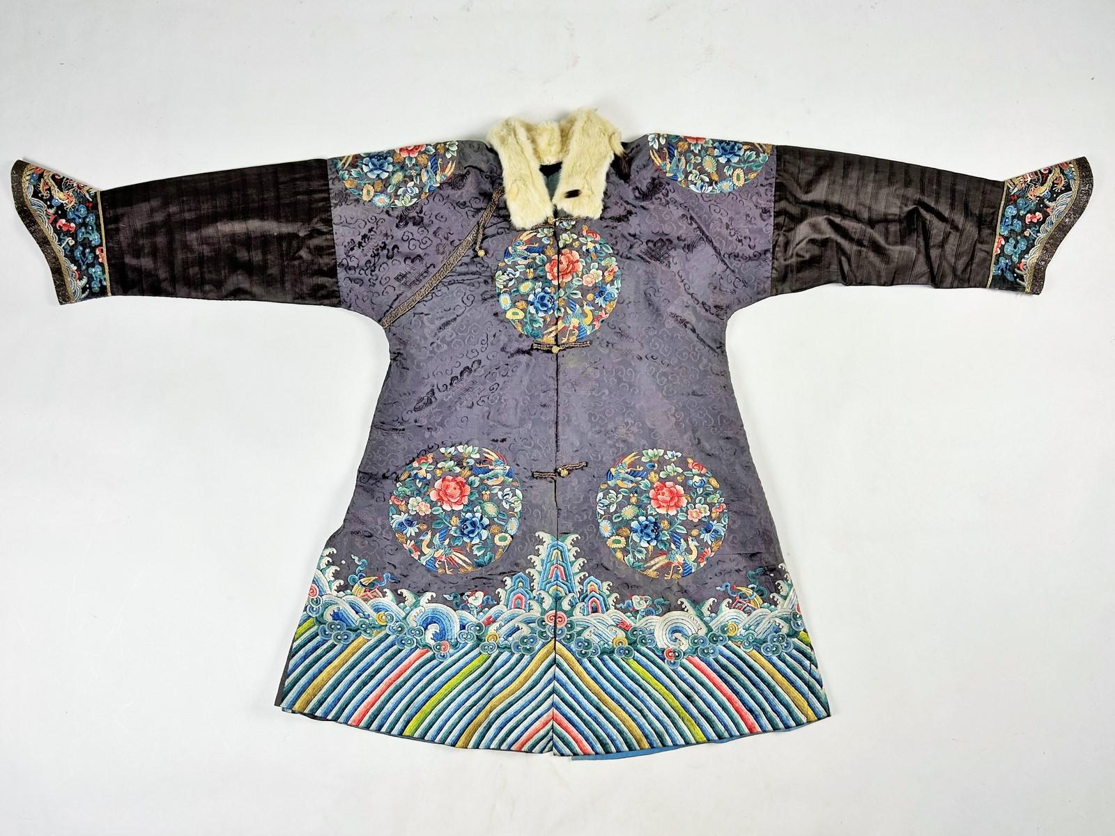 Un abrigo de noche de alta costura sobre un vestido Dragón Qing - China para Europa Circa 1920 en venta 7