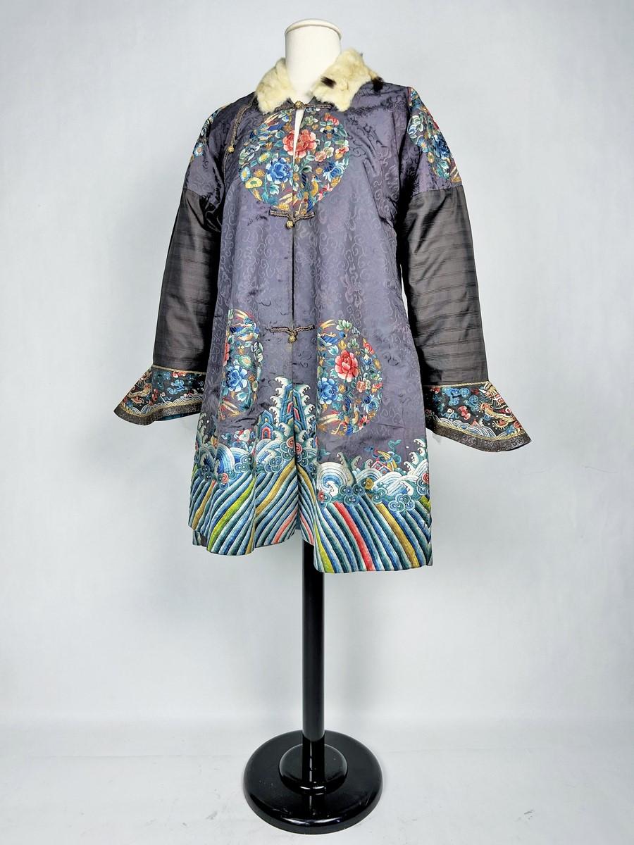 Un abrigo de noche de alta costura sobre un vestido Dragón Qing - China para Europa Circa 1920 Gris en venta
