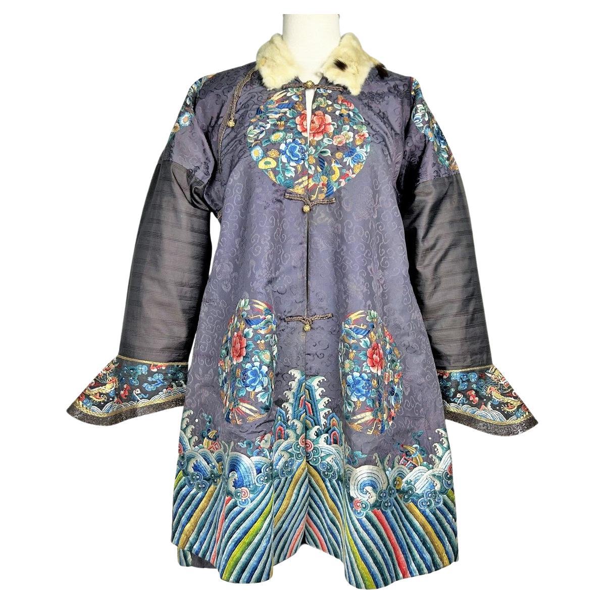 Un cappotto da sera Couture su un abito Dragon Qing - Cina per l
Europa Circa 1920