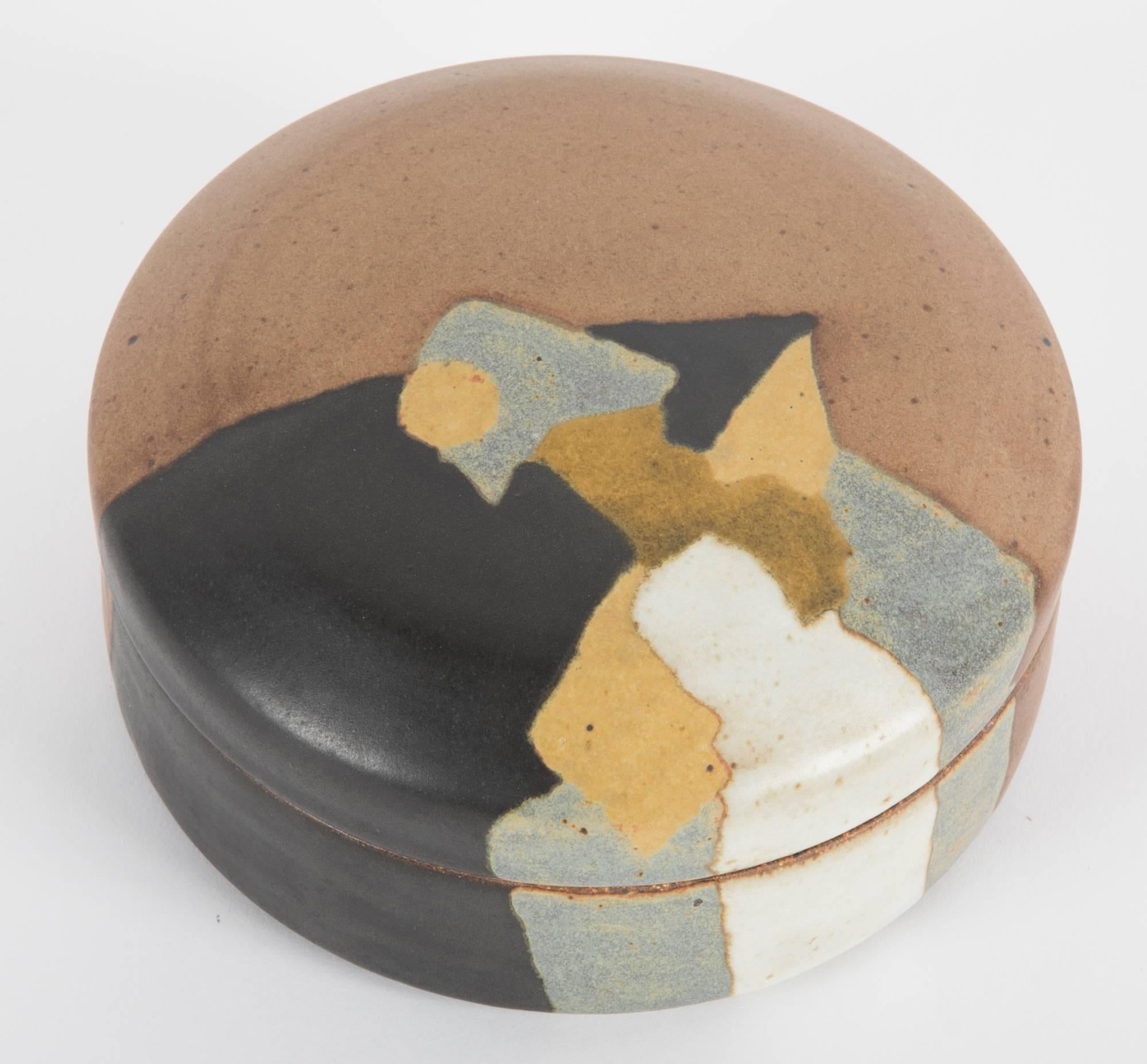 Bedeckte Steingutdose von Charles Rothschild für Barlow Pottery (Moderne)
