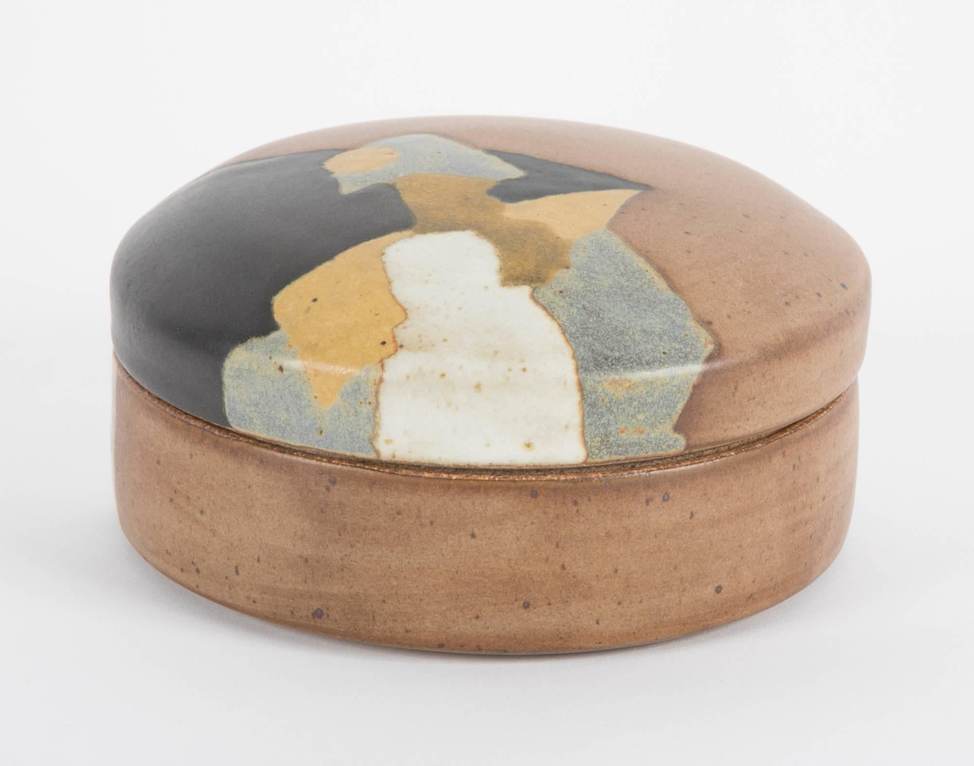 Bedeckte Steingutdose von Charles Rothschild für Barlow Pottery im Zustand „Gut“ in Stamford, CT