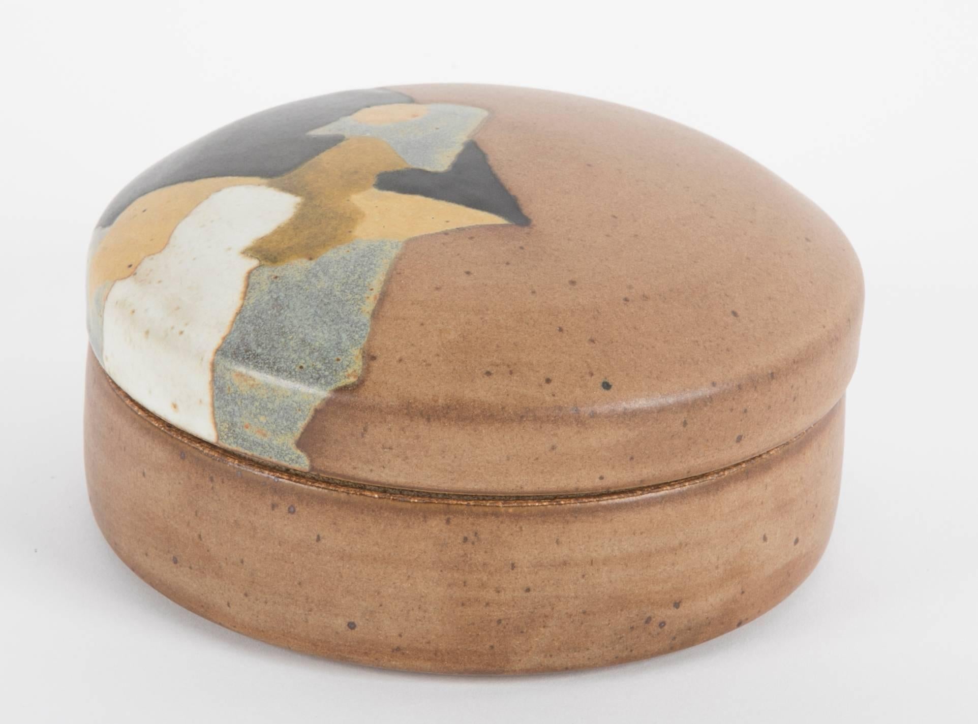 Bedeckte Steingutdose von Charles Rothschild für Barlow Pottery (Ende des 20. Jahrhunderts)