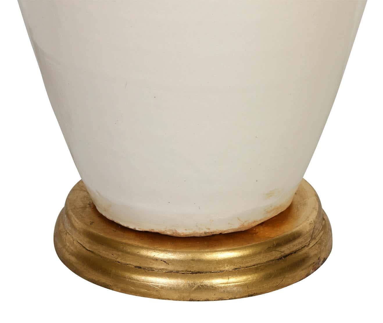 Eine cremefarbene Keramiklampe auf einem Sockel aus Giltwood mit Leinenschirm (Chinesischer Export) im Angebot