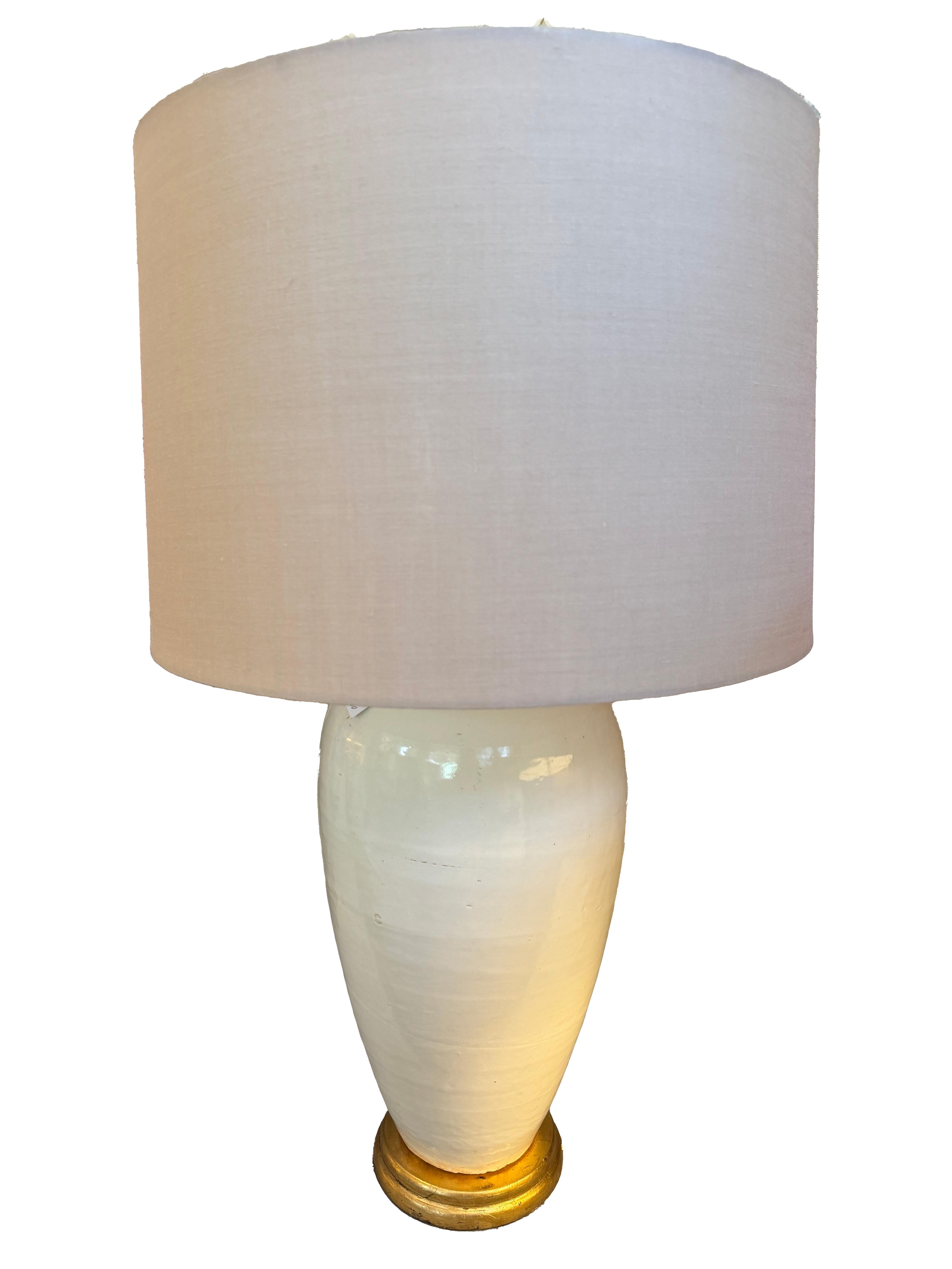 Eine cremefarbene Keramiklampe auf einem Sockel aus Giltwood mit Leinenschirm (Glasiert) im Angebot