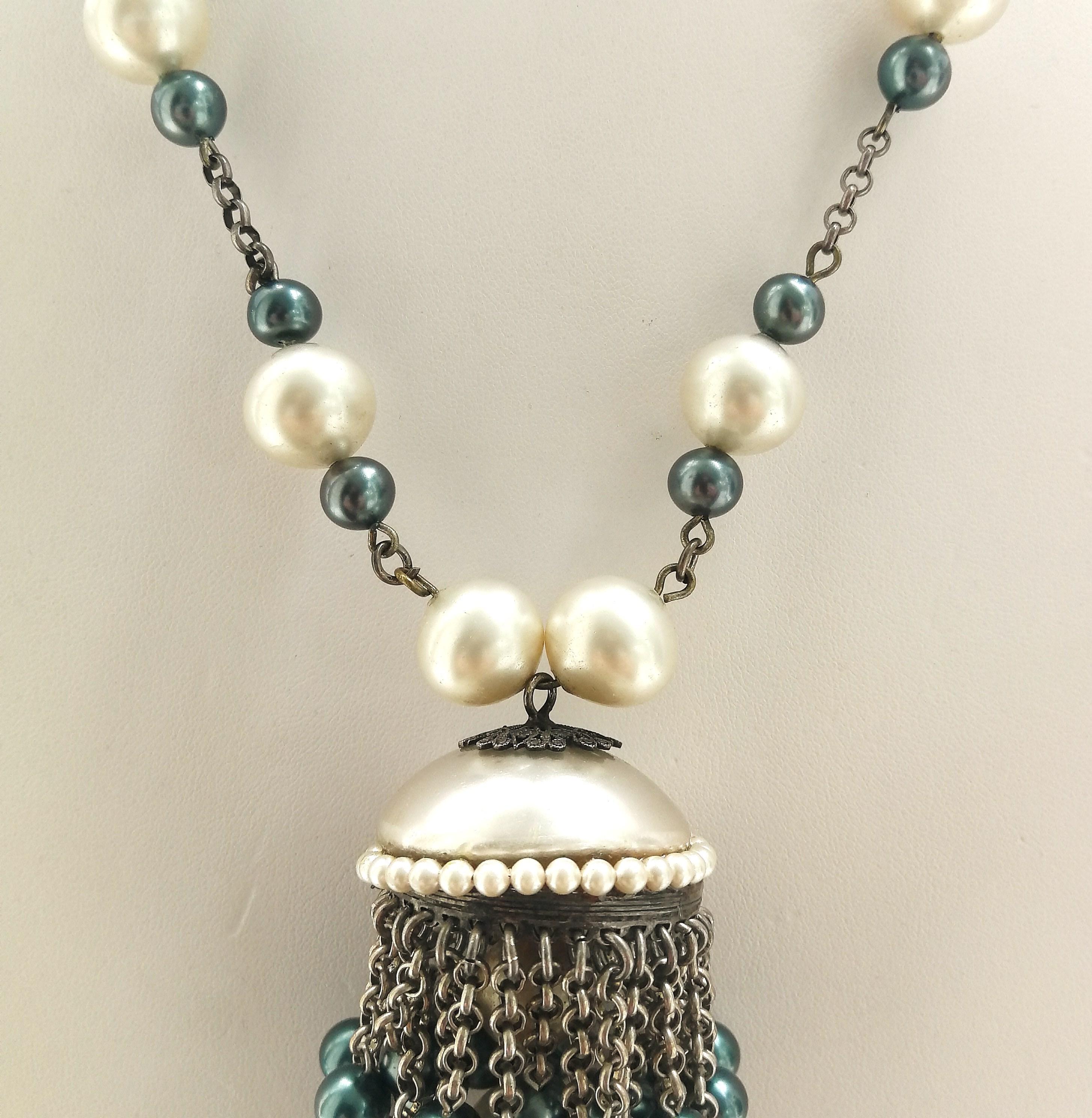  A cream, grey faux pearl and chain 'tassel' sautoir, att. Rousselet, c1950s For Sale 1