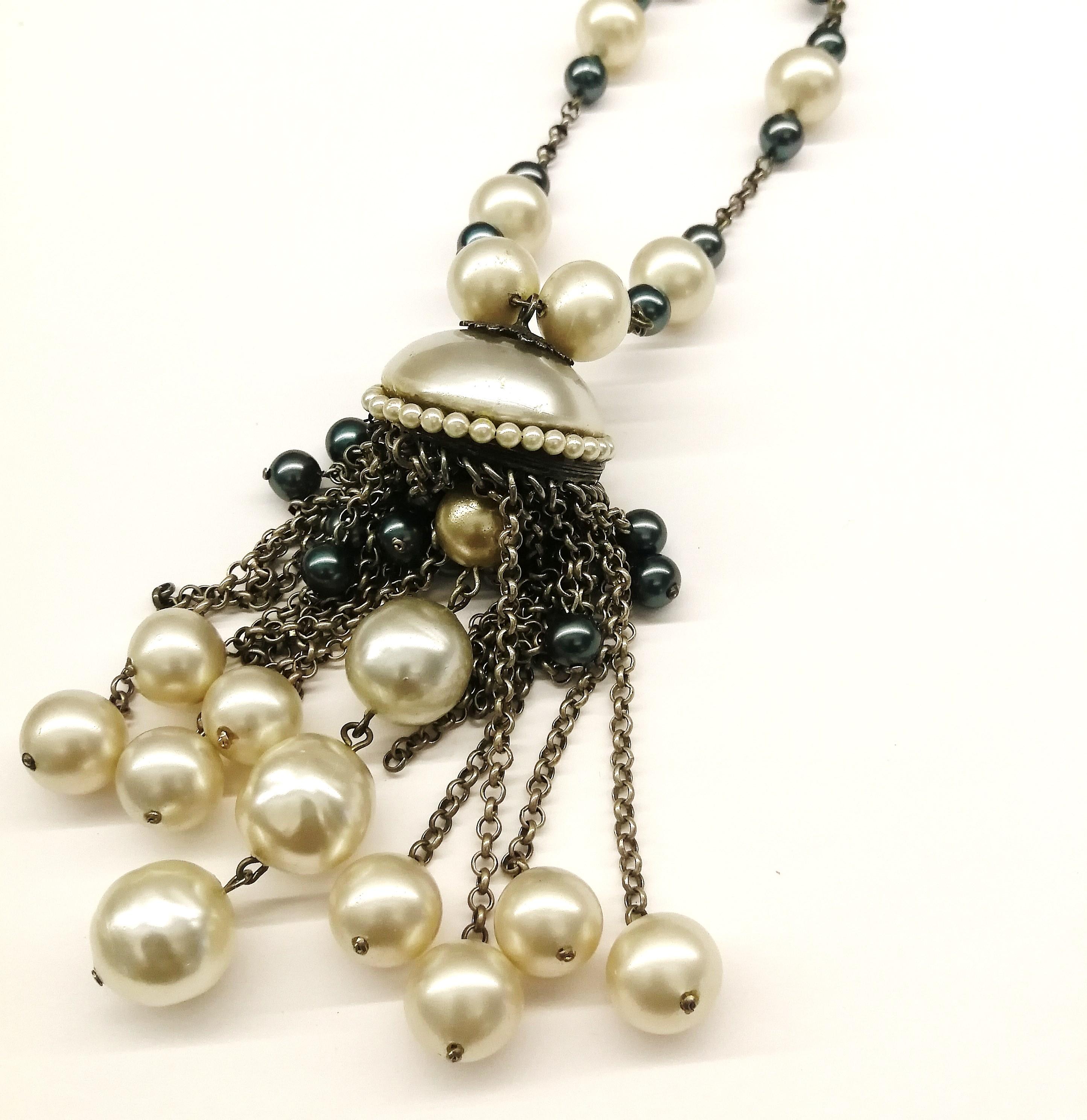  A cream, grey faux pearl and chain 'tassel' sautoir, att. Rousselet, c1950s For Sale 4