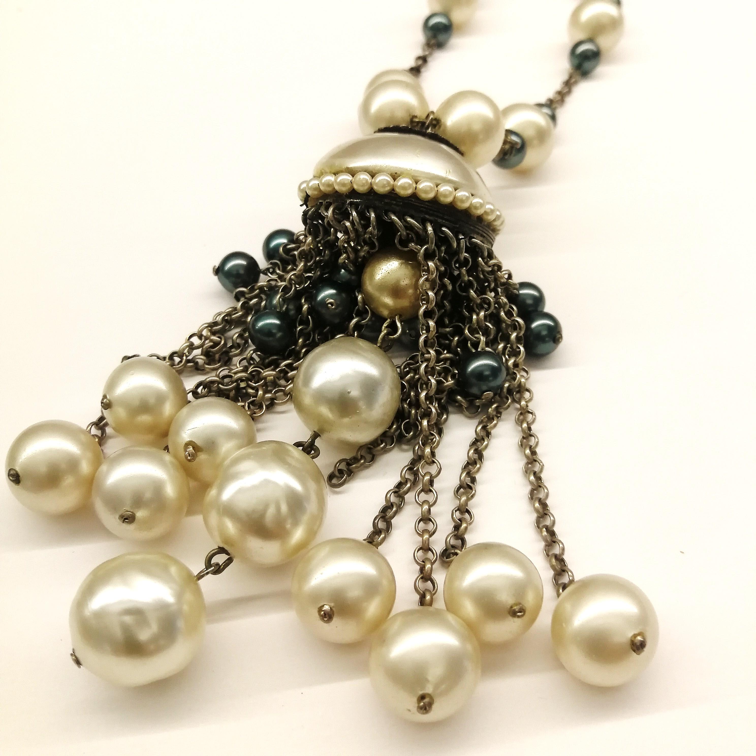  A cream, grey faux pearl and chain 'tassel' sautoir, att. Rousselet, c1950s For Sale 5