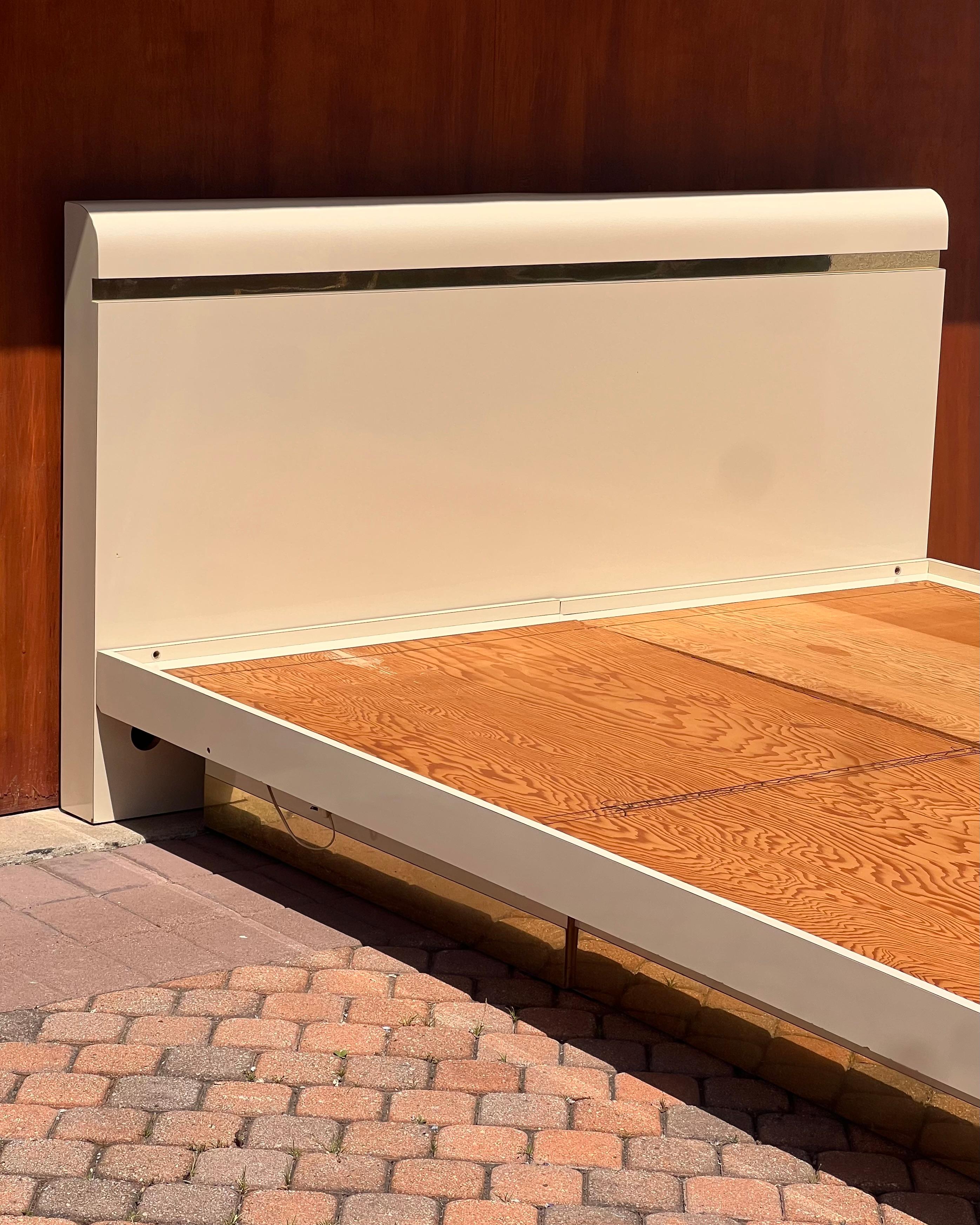 A cream lacquered King bed with golden detail, circa 1980 For Sale 6