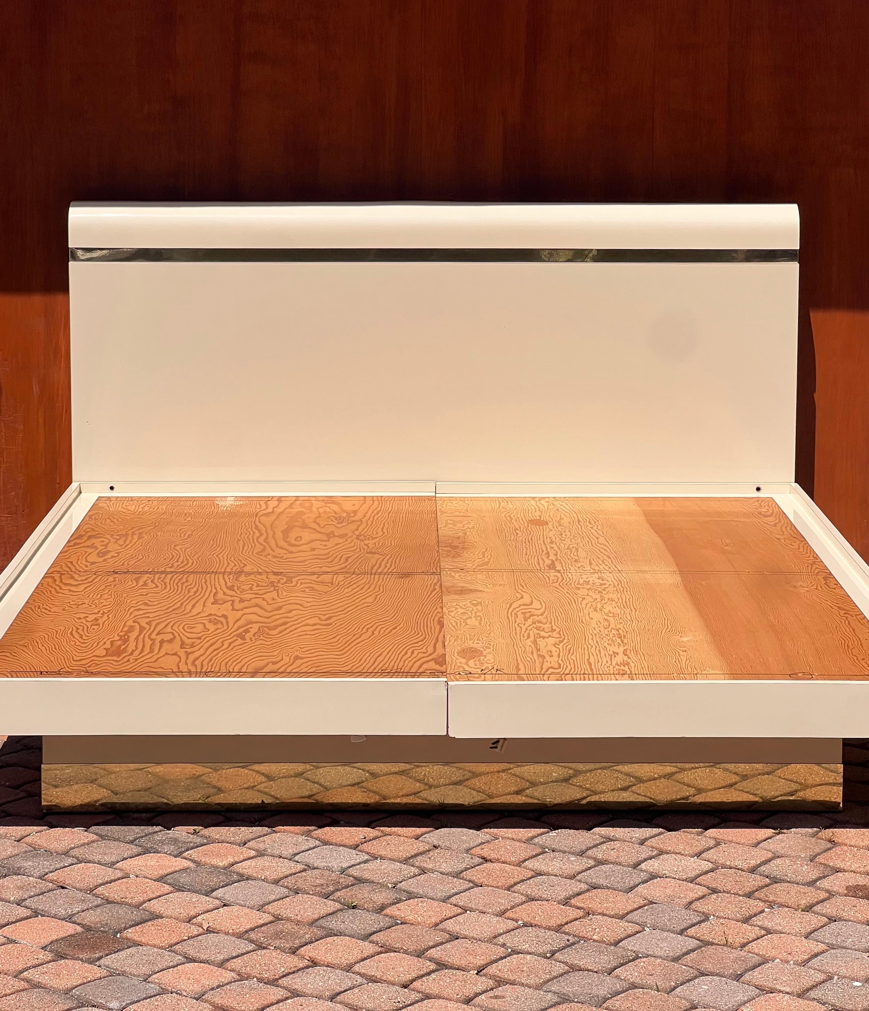 A cream lacquered King bed with golden detail, circa 1980 In Good Condition For Sale In View Park, CA
