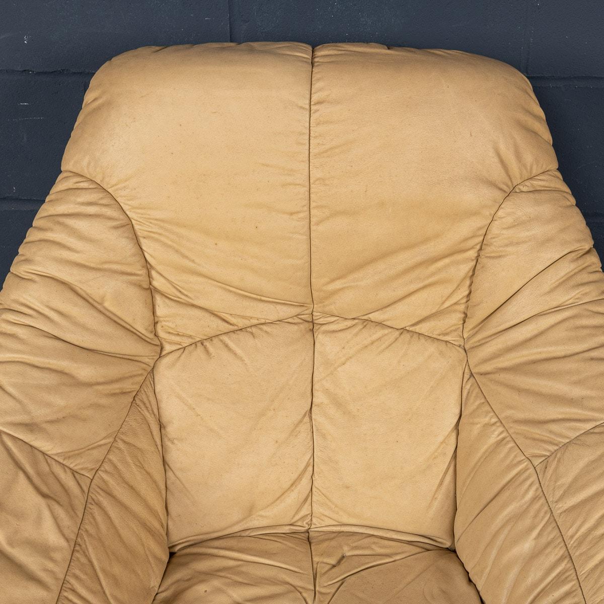 Cream Leather Lounge Chair, Italy, circa 1970 For Sale 10