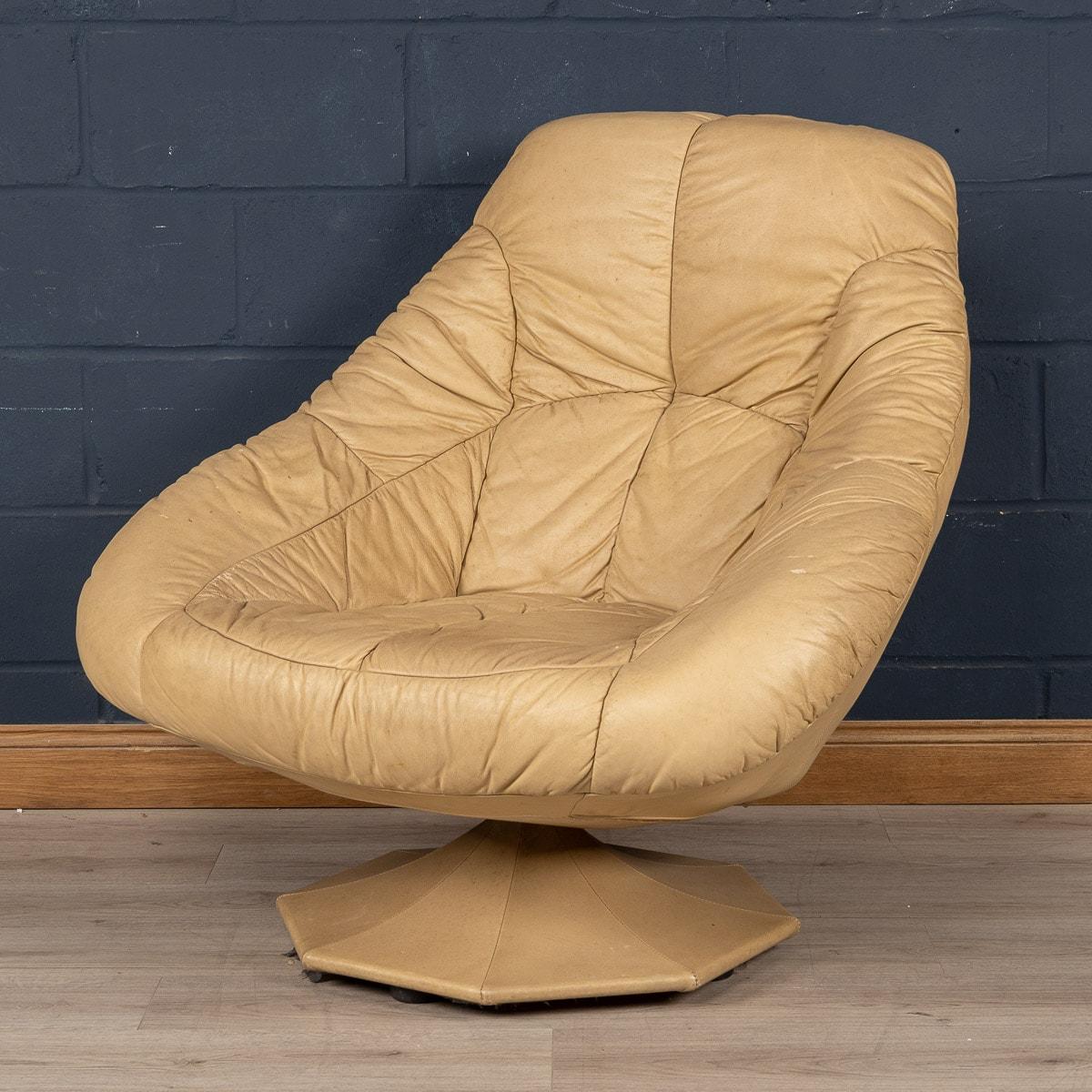 A lovely retro lounge chair realised in cream leather on a cream leather clad pedestal, made in Italy in the 1970s. This extremely comfortable lounge chair has a beautiful retro “space age“ design which was extremely popular in the 1970s and looks