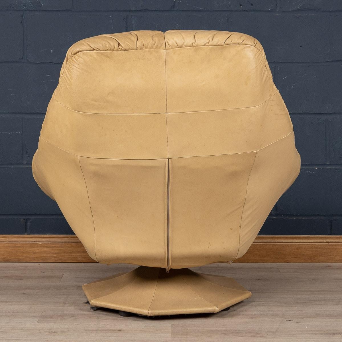 20th Century Cream Leather Lounge Chair, Italy, circa 1970 For Sale