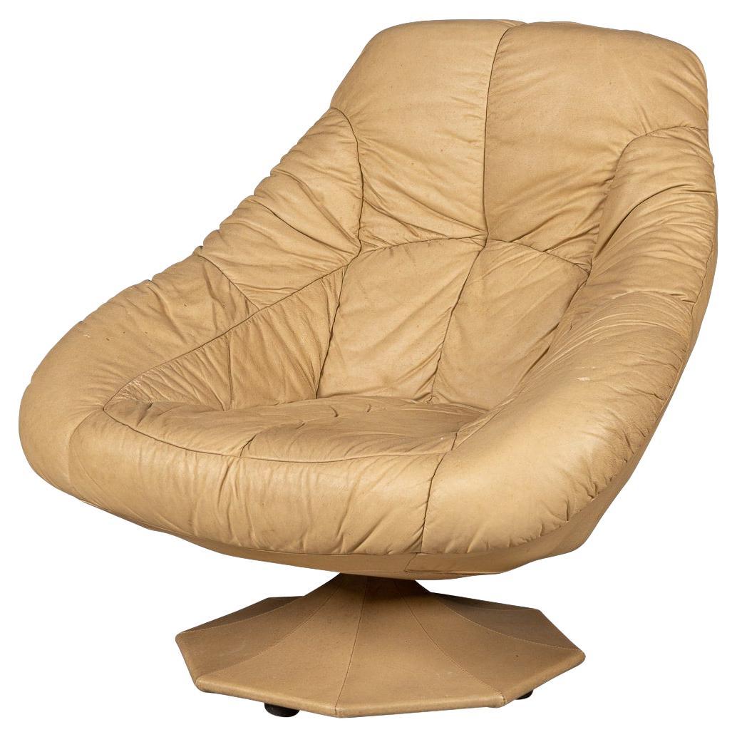 Cream Leather Lounge Chair, Italy, circa 1970 For Sale