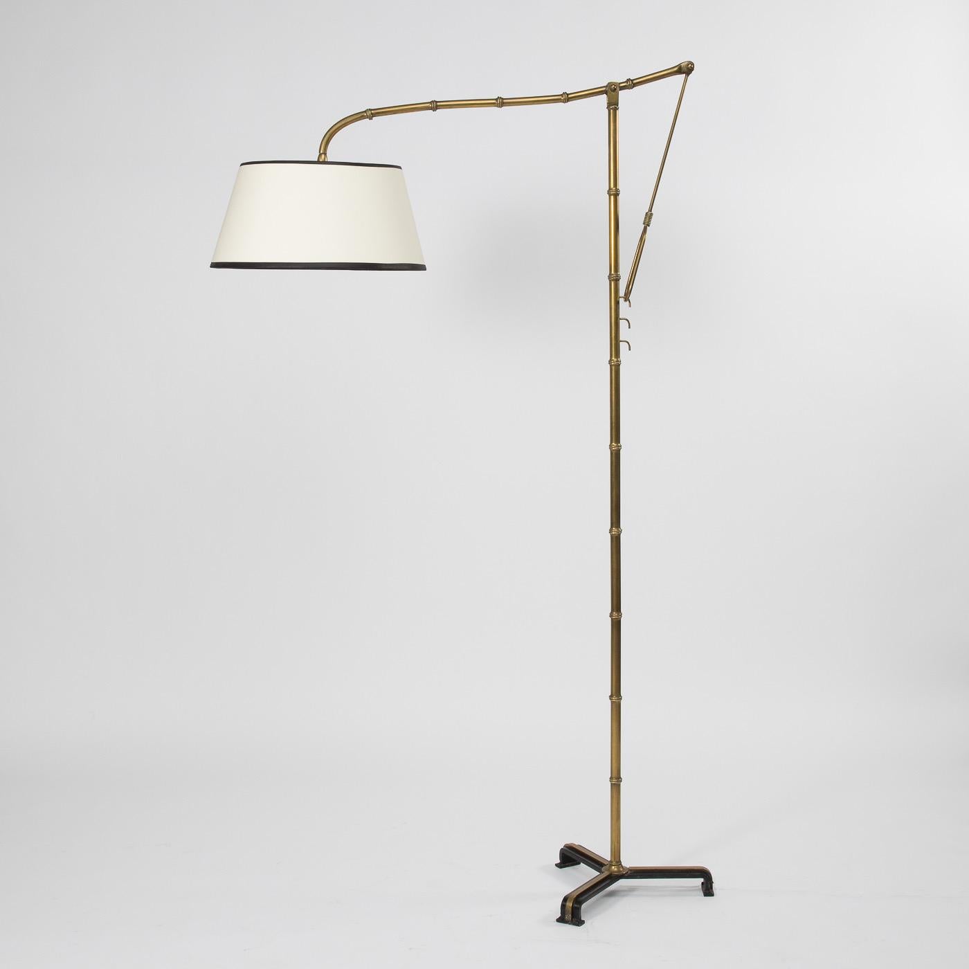 Luminaire à crémaillère consisting of a bronze shaft imitating bamboo resting on a tripod base in wrought and blackened iron.
The upper part of the Luminaire can be “hung” on three different hooks to allow different positioning and