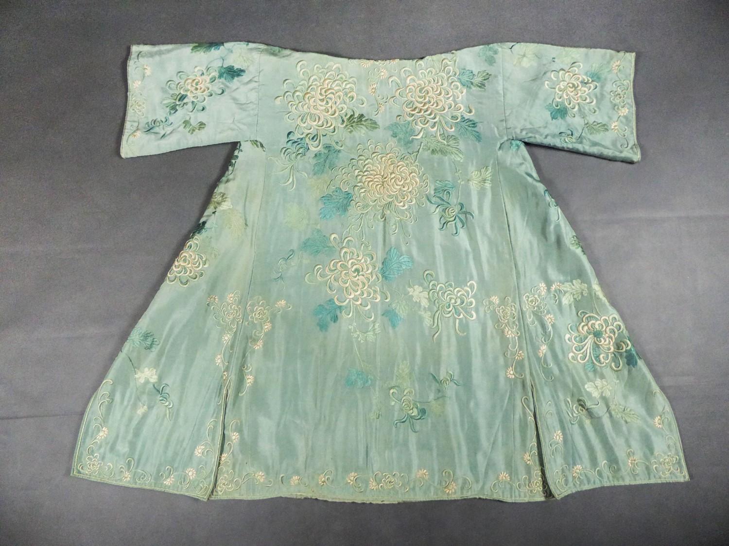 Circa 1900/1930
Japan for fashion in Europe

Exceptional evening coat or Kimono in embroidered silk crepe made in Japan for Fashion in Europe between 1900 and 1930 corresponding to the vogue of Japonism. Mandarin style cut from the Chinese Qing