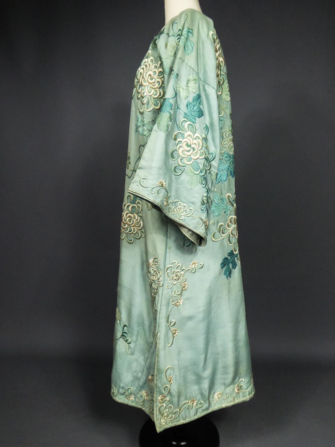 A Crepe Silk Embroidered Evening Japonese Coat for Europe Circa 1920 In Good Condition In Toulon, FR